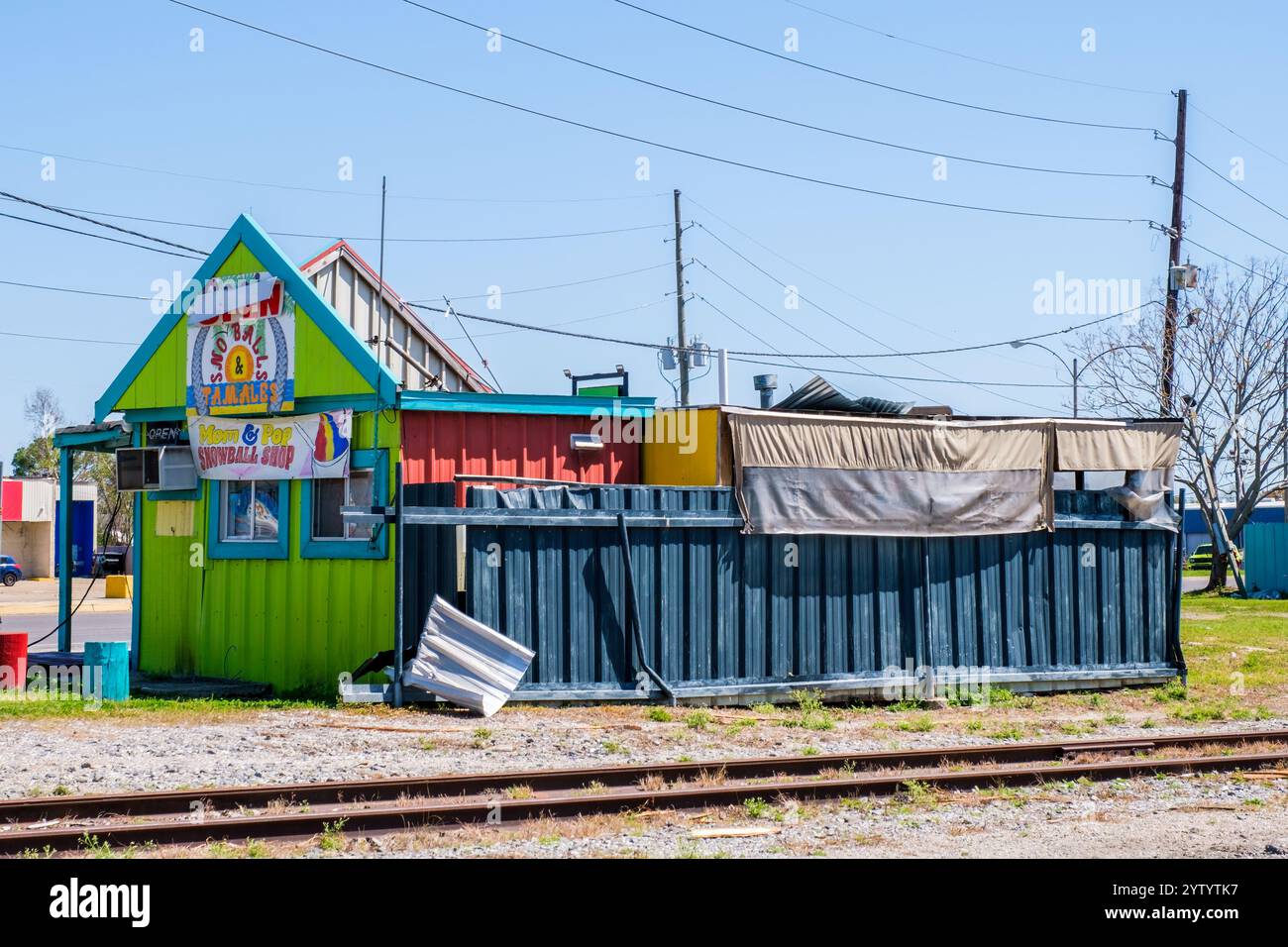 Arabi, LOUISIANE, États-Unis - 26 mars 2022 : Mom and Pop Snowball Shop avec les dégâts causés par la tempête du 22 mars 2022 tornade Banque D'Images