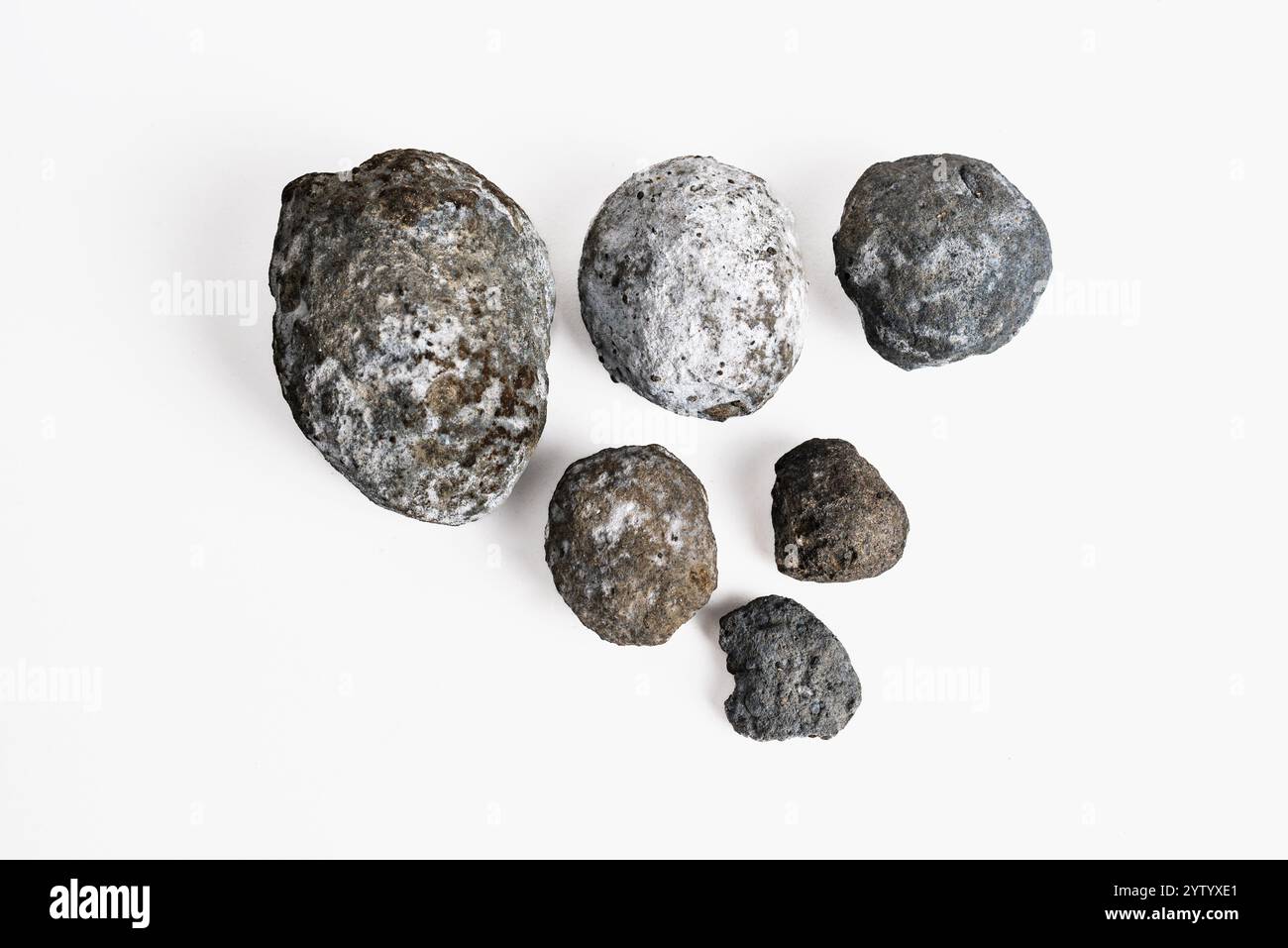 Le clinker, un matériau obtenu par cuisson de diverses matières premières, est le composant principal du ciment. Banque D'Images