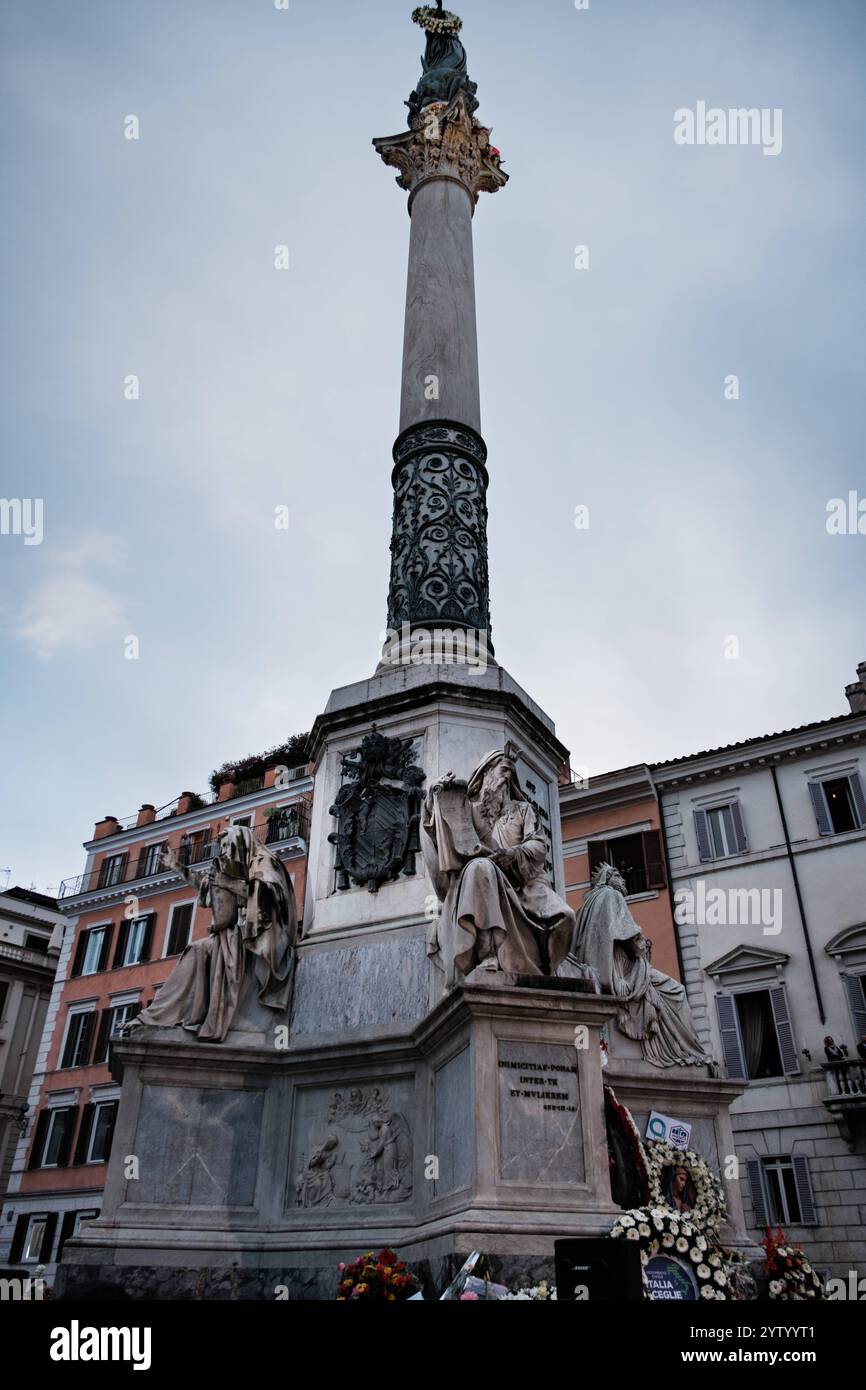 Rome, hommage traditionnel du pape François à la statue de l'Immaculée conception sur la Piazza Mignanelli, à l'occasion de la célébration du 8 décembre. Le maire de Rome et une foule nombreuse ont accueilli le Pape le 8 décembre 2024 à Rome, en Italie. Droit d'auteur : xAndreaxCalandrax Banque D'Images