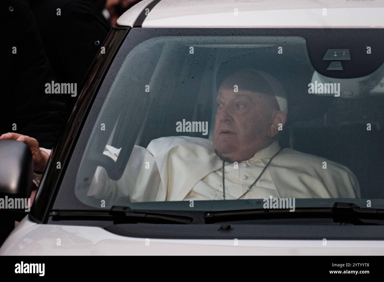 Rome, hommage traditionnel du pape François à la statue de l'Immaculée conception sur la Piazza Mignanelli, à l'occasion de la célébration du 8 décembre. Le maire de Rome et une foule nombreuse ont accueilli le Pape le 8 décembre 2024 à Rome, en Italie. Droit d'auteur : xAndreaxCalandrax Banque D'Images