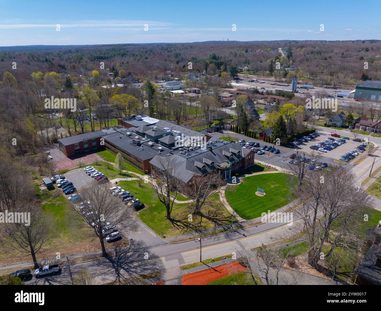 Vue aérienne de l'école secondaire Hopedale Junior Senior au 25 Adin Street dans le centre-ville historique de Hopedale, comté de Worcester, Massachusetts ma, États-Unis. Banque D'Images