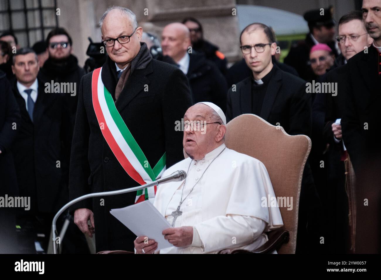 Rome, hommage traditionnel du pape François à la statue de l'Immaculée conception sur la Piazza Mignanelli, à l'occasion de la célébration du 8 décembre. Le maire de Rome et une foule nombreuse ont accueilli le Pape le 8 décembre 2024 à Rome, en Italie. Droit d'auteur : xAndreaxCalandrax Banque D'Images