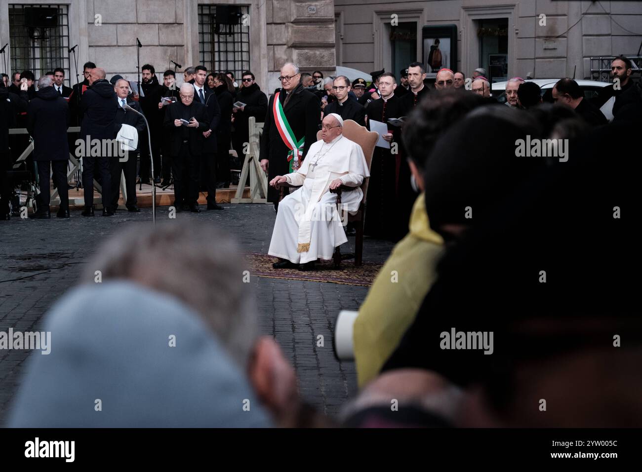 Rome, hommage traditionnel du pape François à la statue de l'Immaculée conception sur la Piazza Mignanelli, à l'occasion de la célébration du 8 décembre. Le maire de Rome et une foule nombreuse ont accueilli le Pape le 8 décembre 2024 à Rome, en Italie. Droit d'auteur : xAndreaxCalandrax Banque D'Images