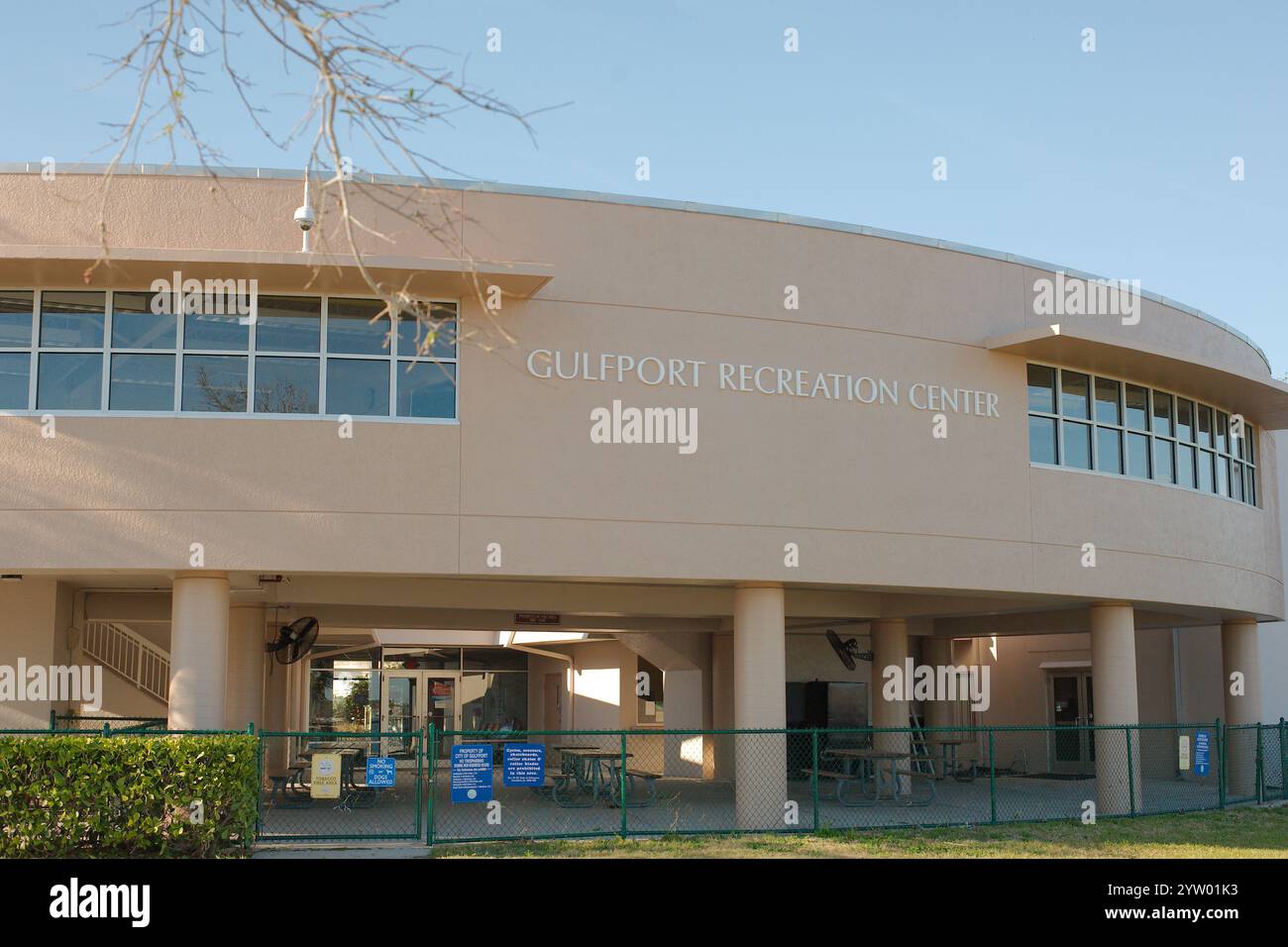 Usage éditorial exclusif, 7 décembre 2024. Gulfport, Floride, États-Unis. Vue extérieure du centre de loisirs Gulfport. Herbe verte, ciel bleu et cadre de membre d'arbre gauche. Banque D'Images