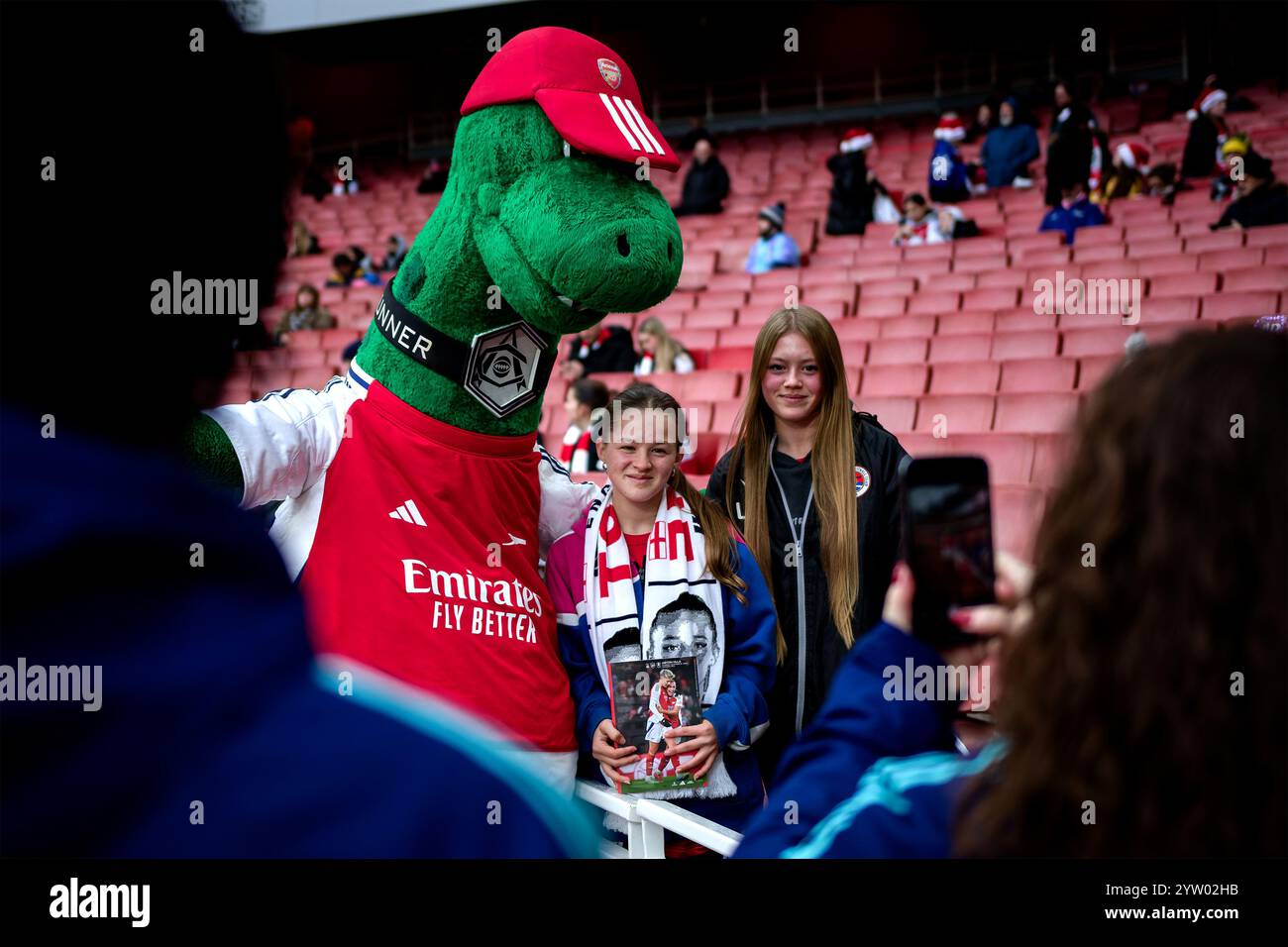 Londres, Royaume-Uni. 08 décembre 2024. Londres, Angleterre, 08 décembre 2024 : les fans d'Arsenal avec leur mascotte avant le match de Super League féminin entre Arsenal et Aston Villa à l'Emirates Stadium à Londres, en Angleterre. (Pedro Porru/SPP) crédit : SPP Sport Press photo. /Alamy Live News Banque D'Images