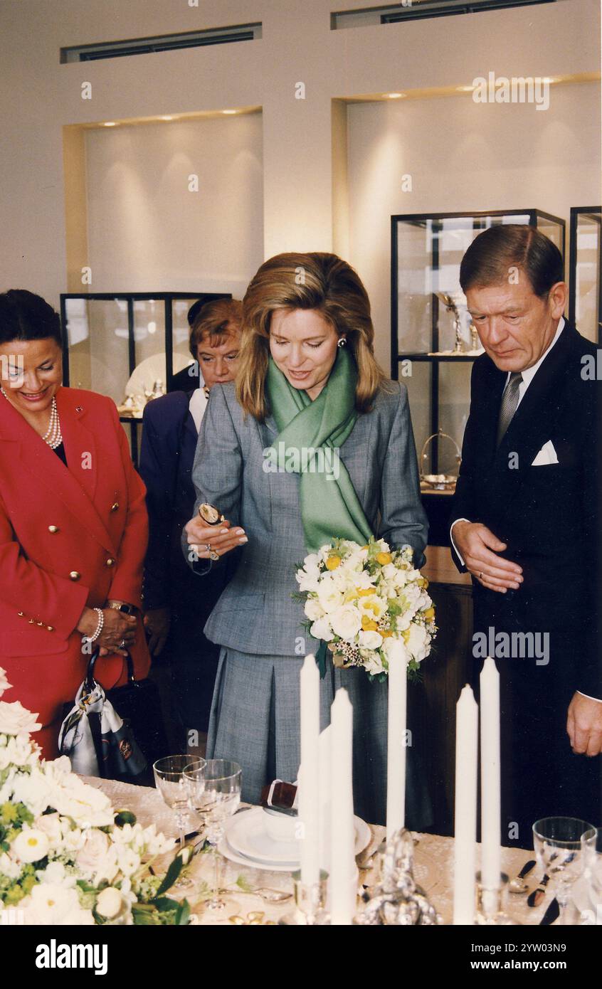 Copenhague/ Danemark/29 avril 1998 /(images d'archives historiques )Roi Hussein et Reine noor de jordanie visite d'Etat au Royaume de Danemark la Reine noor visite le danemark célèbre magasin royal de Copenhague en images roi et reine avec la reine royale danoise Margrethe II et feu prince henrik de danemark, le roi visite le bureau de PM pour confeene de presse et au parlement à copenhague danemark. (Photo. Francis Joseph Dean/Dean Pictures) (non destiné à un usage commercial) Banque D'Images