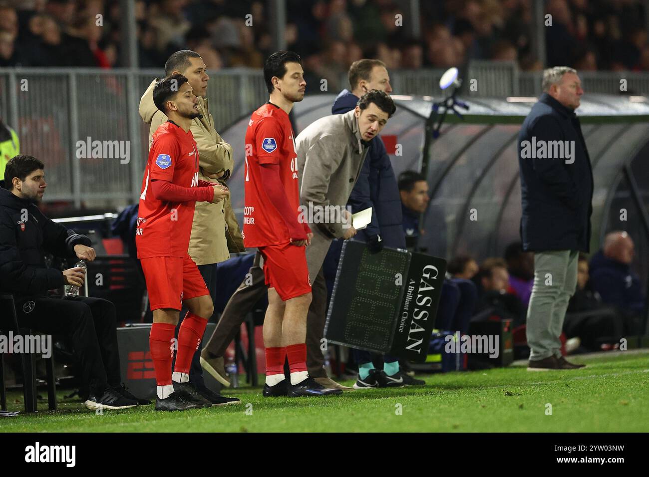 ALMERE , 08-12-2024 , Yanmar Stadium , saison 2024 / 2025 , Football Néerlandais Eredivisie. (G-d) joueur du Almere City FC Logan Delaurier-Chaubet, entraîneur du Almere City FC Hedwiges Maduro, joueur du Almere City FC Thom Haye pendant le match Almere City FC - FC Utrecht (photo Pro Shots/Sipa USA) Banque D'Images