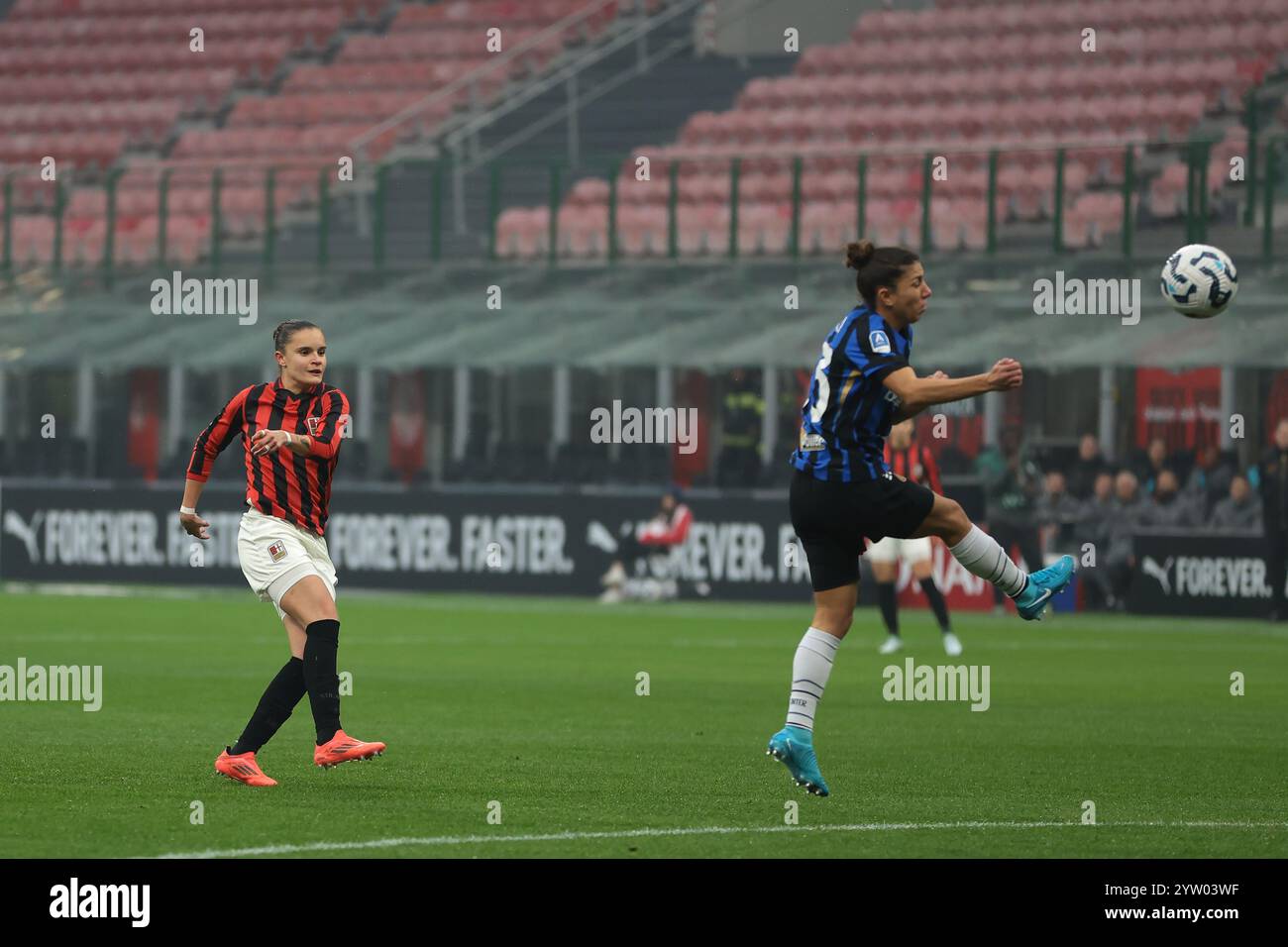 Milan, Italie. 8 décembre 2024. Monica Renzotti de l'AC Milan tire un coup de but alors qu'Elisa Bartoli du FC Internazionale atempte dans un bloc lors du match de Serie A Femminile au Stadio Giuseppe Meazza, Milan. Le crédit photo devrait se lire : Jonathan Moscrop/Sportimage crédit : Sportimage Ltd/Alamy Live News Banque D'Images