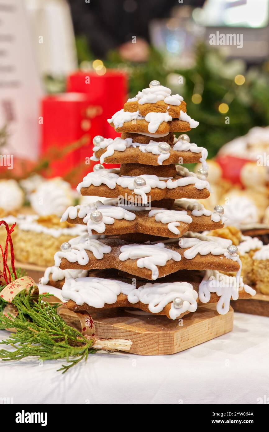 Un arbre enneigé, l'un des symboles de Noël, fait de pain d'épices comestible et décoré de glaçage au sucre blanc. Pain d'épices décoré, un C traditionnel Banque D'Images