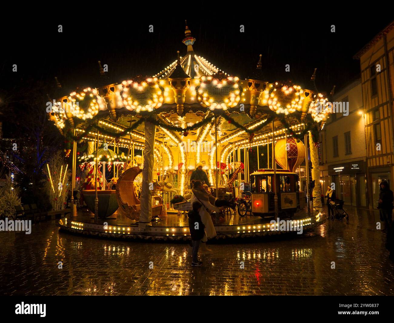 Lumières dorées, nuits givrées : une scène de carrousel d'hiver Banque D'Images