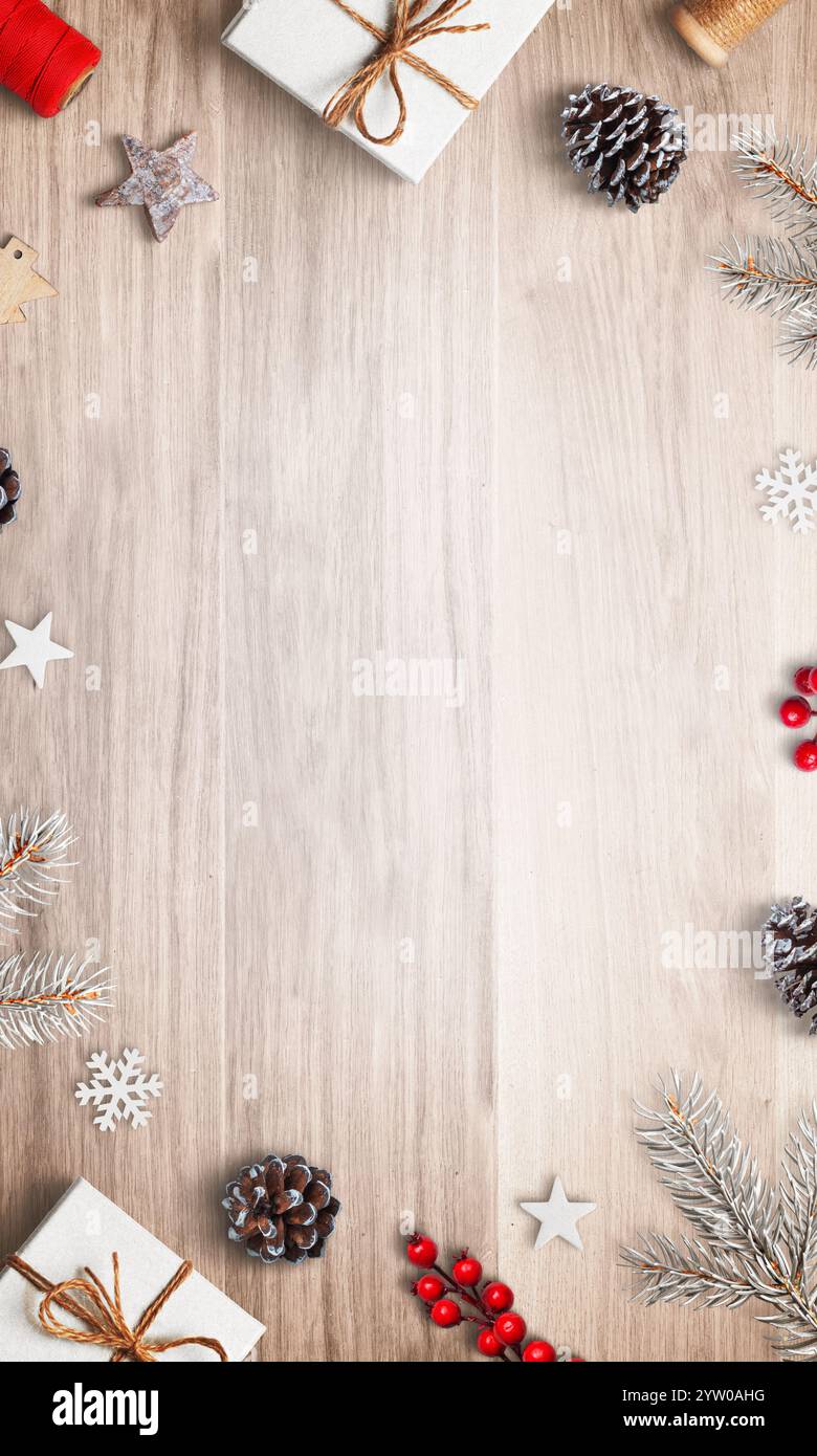 Vue de dessus composition de Noël avec des cadeaux et des décorations en haut et en bas, avec un espace vide au centre, parfait pour les vœux de vacances Banque D'Images