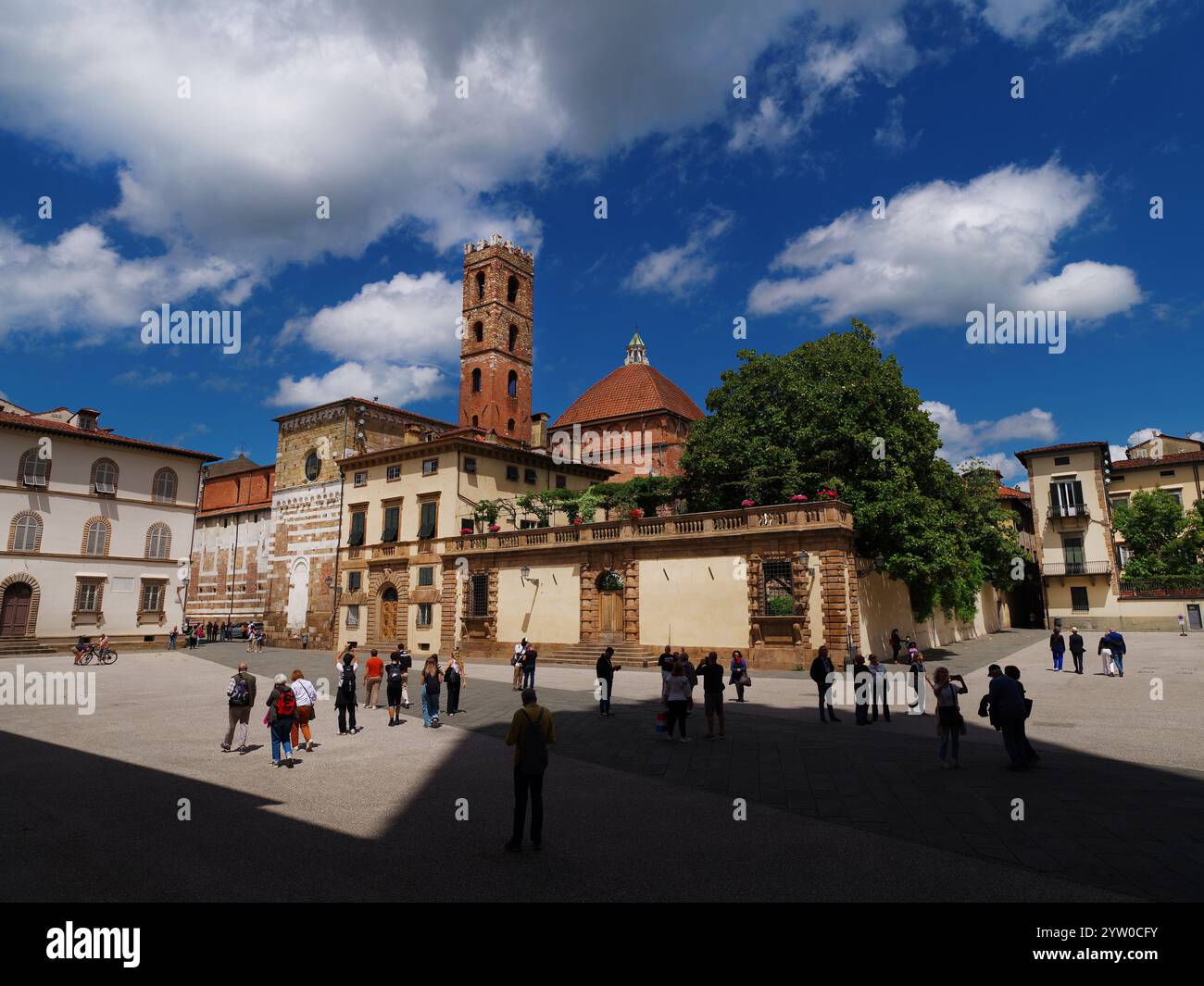 Tourisme à Lucques. Les touristes visitent la place St Martino avec St John et Reparata ancienne église dans le centre-ville Banque D'Images