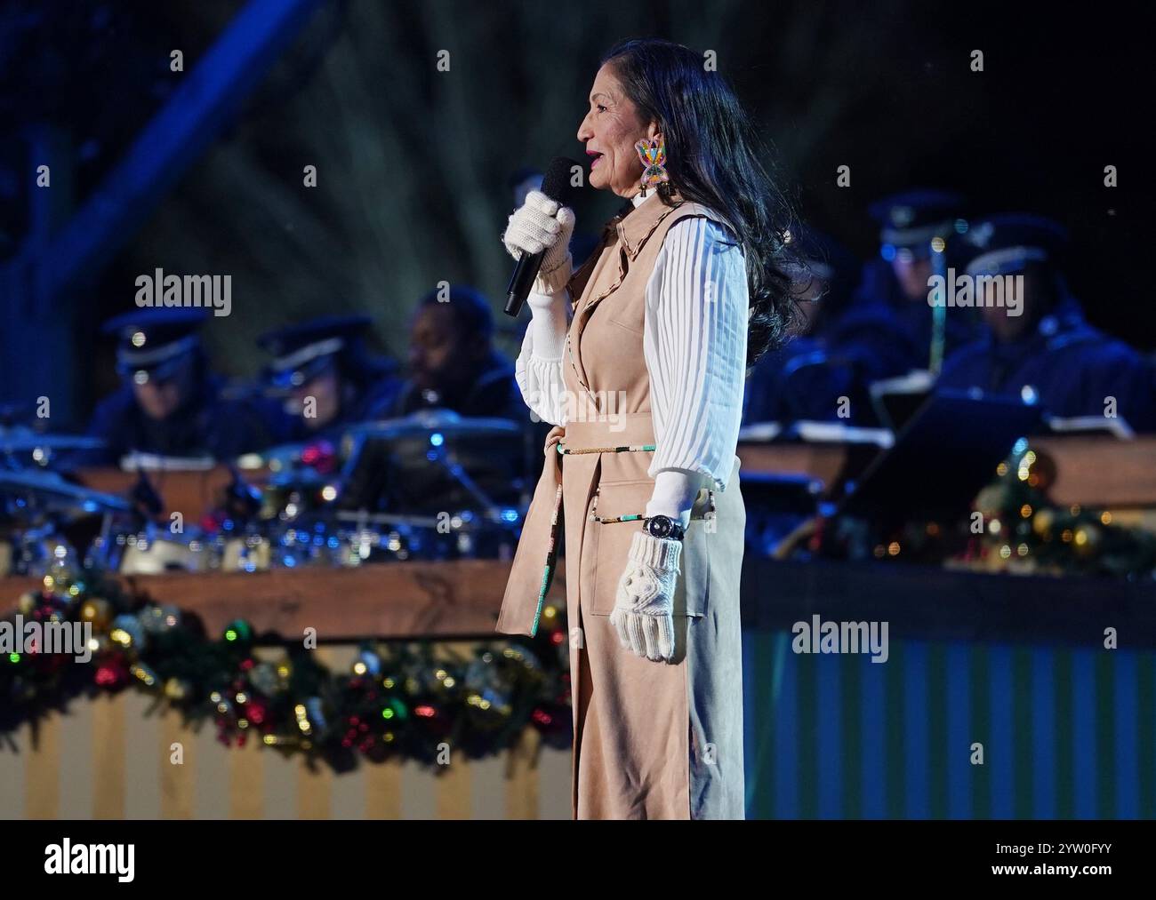 La secrétaire à l'intérieur des États-Unis, Deb Haaland, prend la parole lors de la 102e cérémonie nationale d'éclairage d'arbres de Noël sur l'ellipse à la Maison Blanche et au parc du Président à Washington, DC, le jeudi 5 décembre 2024. L'arbre de cette année est une épinette rouge de 35 pieds provenant des forêts nationales George Washington et Jefferson en Virginie. .Credit : Bonnie Cash / Pool via CNP/AdMedia/AdMedia Banque D'Images
