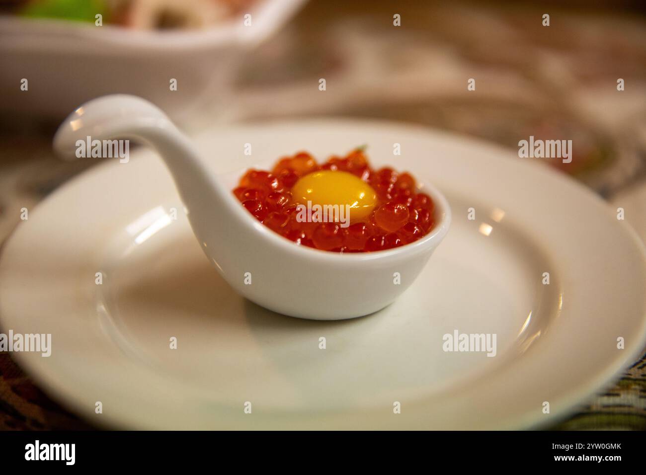 Ikura et Quail Egg Sashimi servis sur une cuillère Banque D'Images
