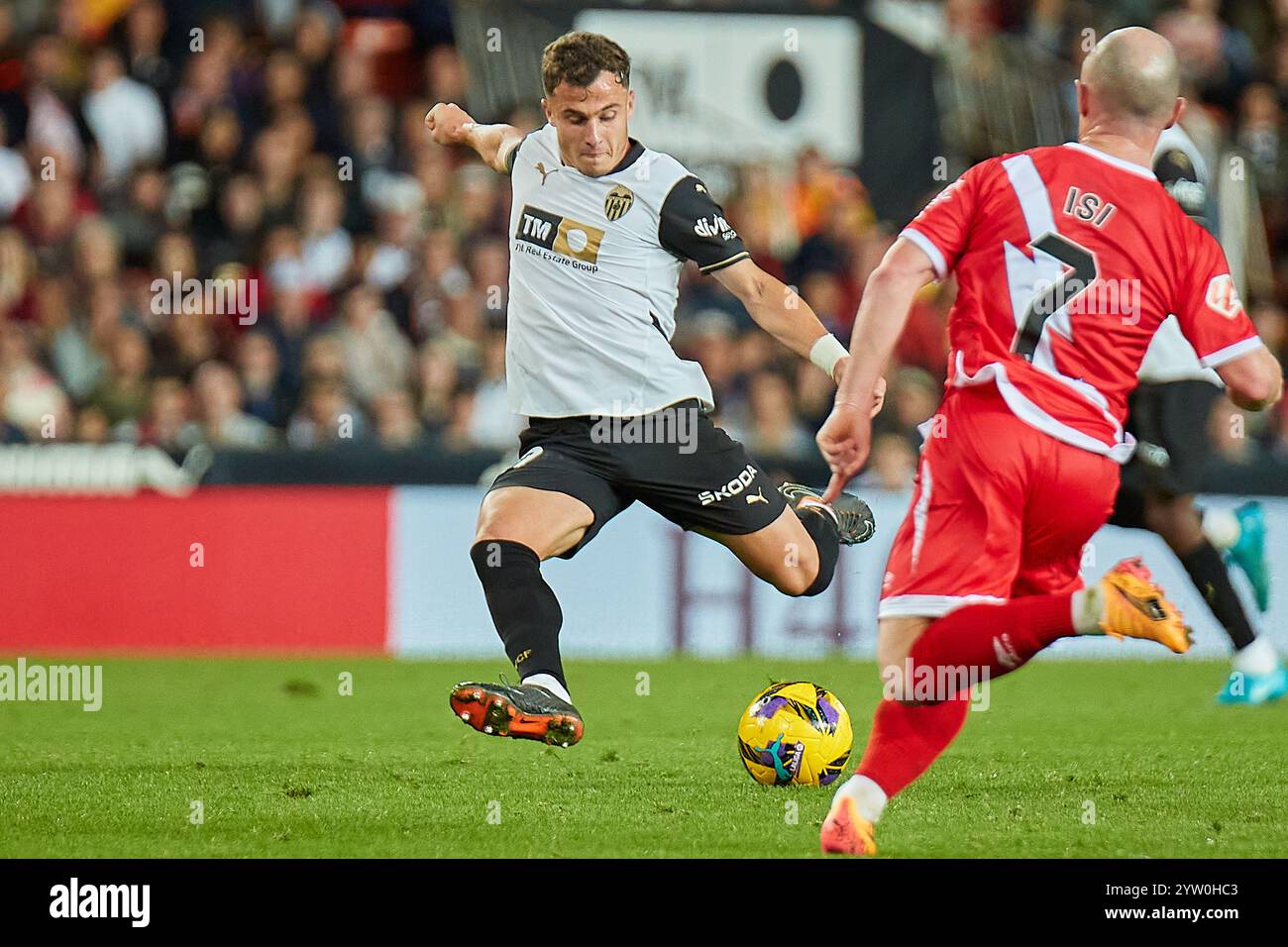 Valencia, Espagne. 08 décembre 2024. MADRID, ESPAGNE - 7 DÉCEMBRE : German Valera quitte Winger de Valencia CF lors du match LaLiga EA Sports entre Valencia CF et Rayo Vallecano au stade Mestalla le 7 décembre 2024 à Valence, Espagne. (Photo de Jose Torres/photo Players images/Magara Press) crédit : Magara Press SL/Alamy Live News Banque D'Images