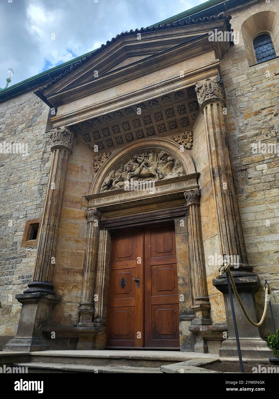 Entrée majestueuse de la basilique Saint George à Prague - Image de stock capturée avec un smartphone