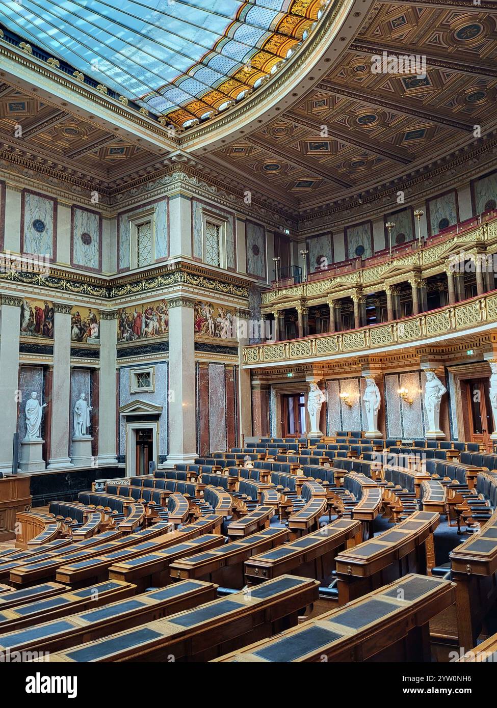 Grand intérieur de la salle historique de l'Assemblée législative avec détails sculpturaux - Image de stock capturée avec un smartphone