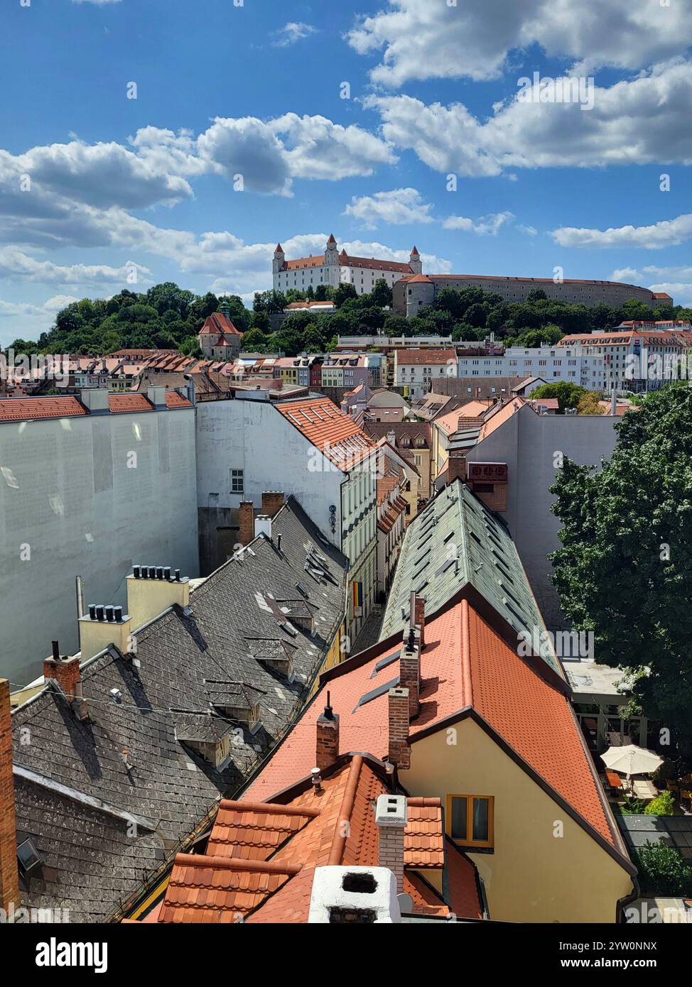 Vue panoramique sur le château de Bratislava surplombant les toits historiques et Blue Sky - Image de stock capturée avec un smartphone