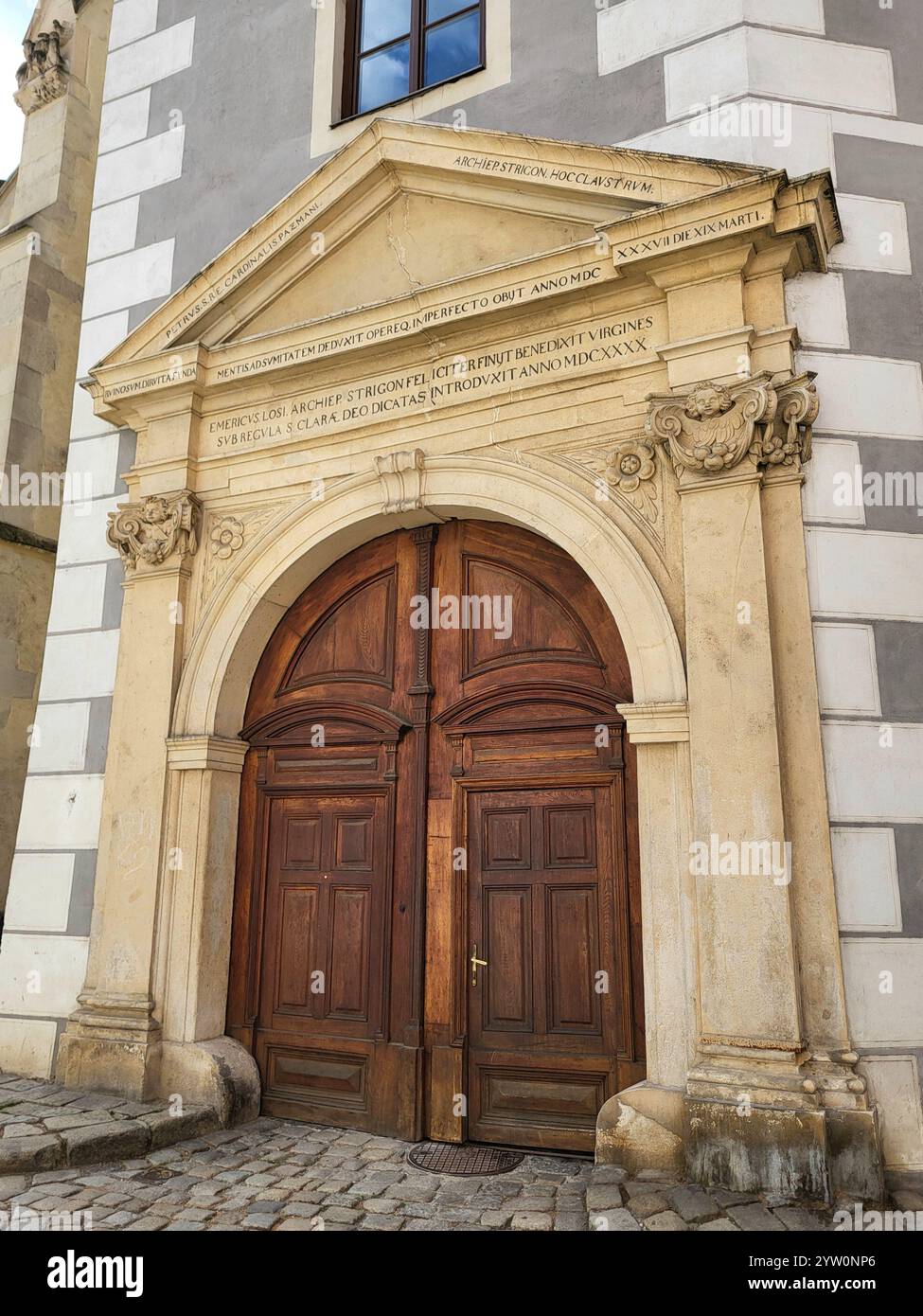 Porte élégante de l'église historique avec un design arqué et des détails en pierre - Image de stock capturée avec un smartphone