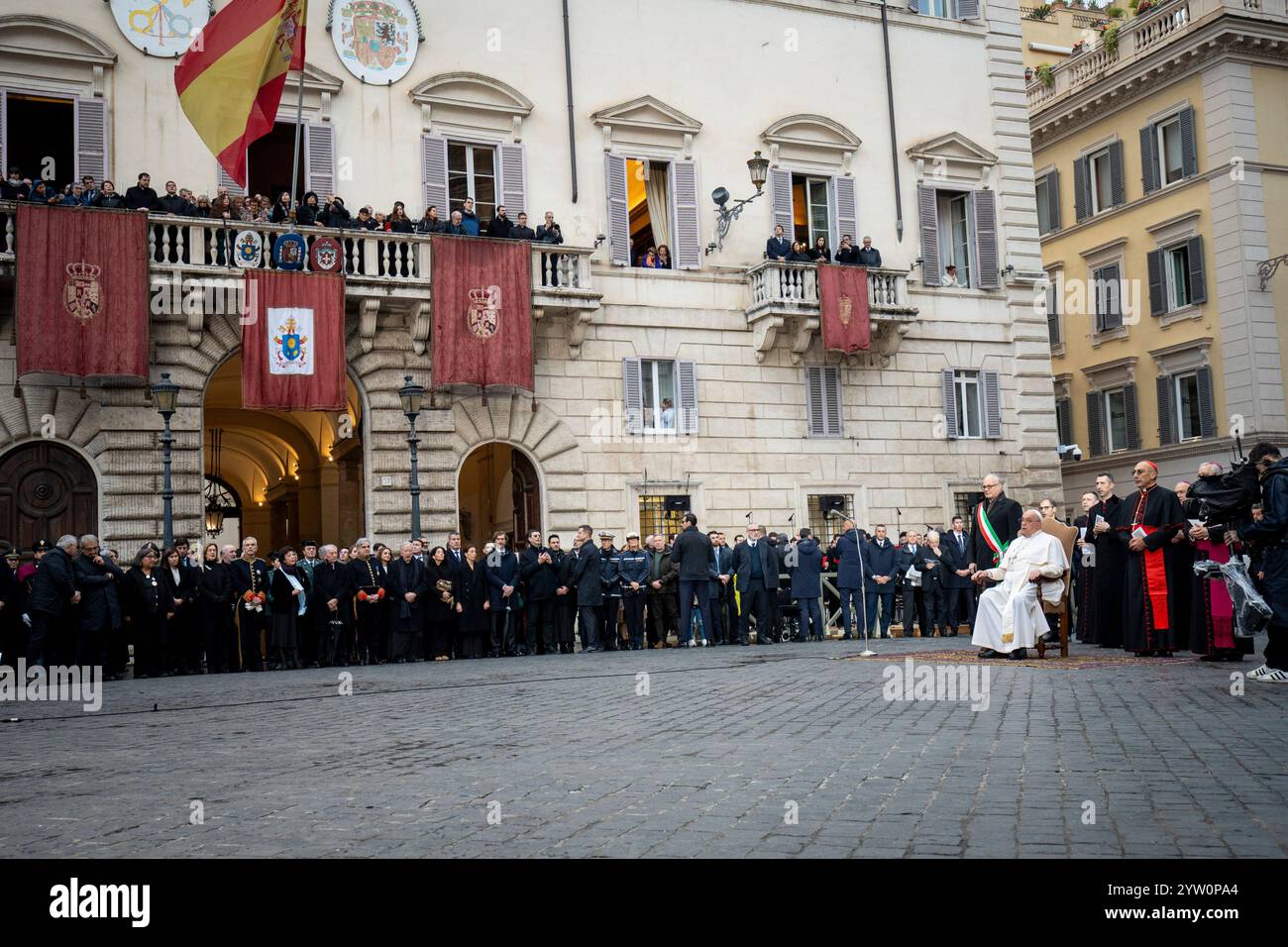 Rome, Italie. 08 décembre 2024. Vue générale de la Piazza di Spagna de Rome pendant l'exécution par le pape François de l'acte traditionnel de vénération à la Bienheureuse Vierge Marie devant la statue de l'Immaculée conception. Crédit : SOPA images Limited/Alamy Live News Banque D'Images