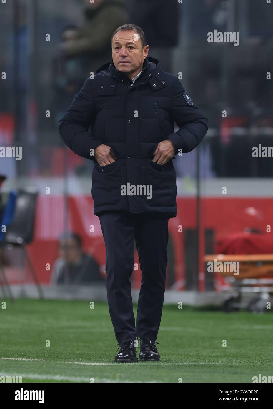 Milan, Italie. 8 décembre 2024. Gianpiero Piovani, entraîneur-chef du FC Internazionale, regarde pendant le match de Serie A Femminile au Stadio Giuseppe Meazza, Milan. Le crédit photo devrait se lire : Jonathan Moscrop/Sportimage crédit : Sportimage Ltd/Alamy Live News Banque D'Images