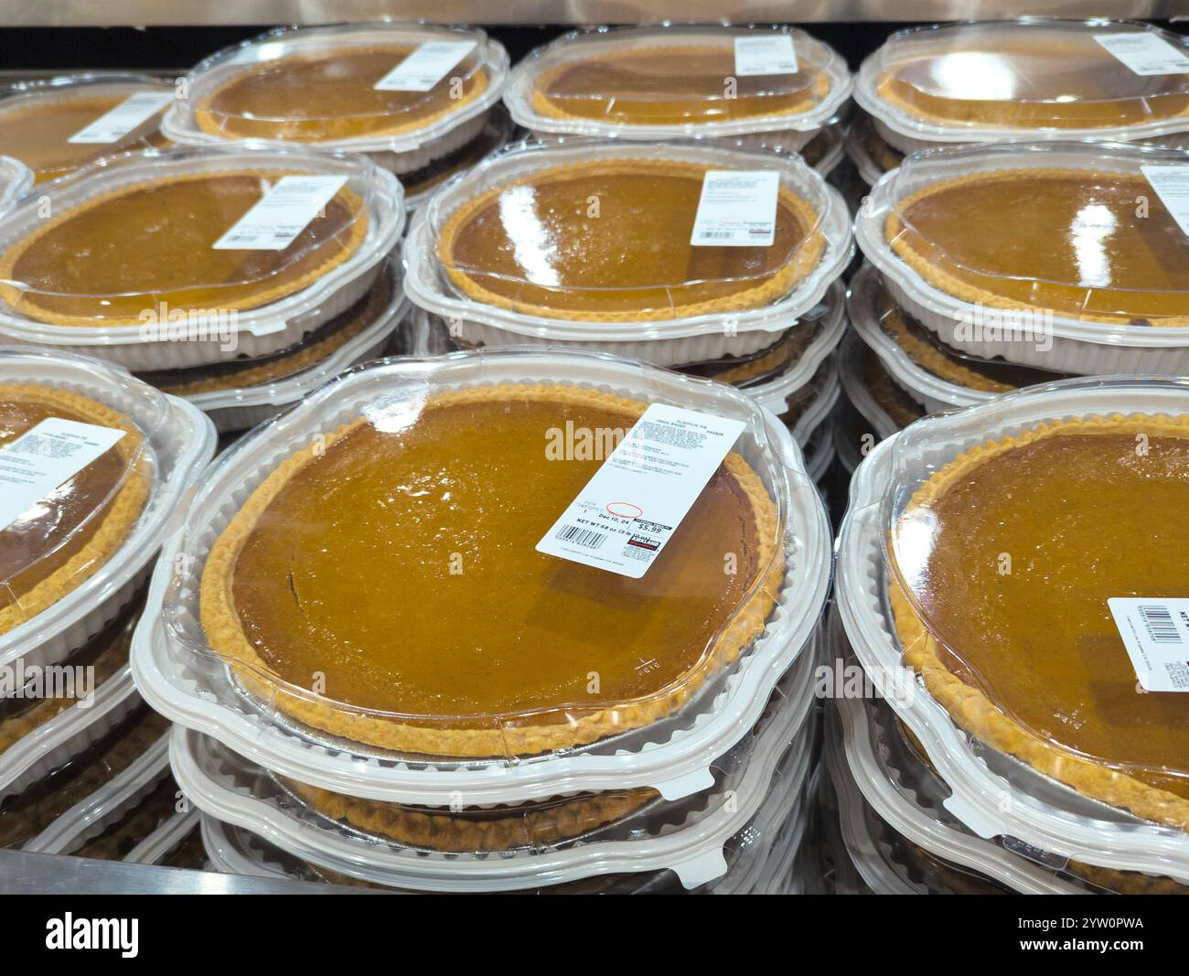 Los Angeles, CA - 8 décembre 2024 : tartes à la citrouille exposées à Costco Warehouse Banque D'Images