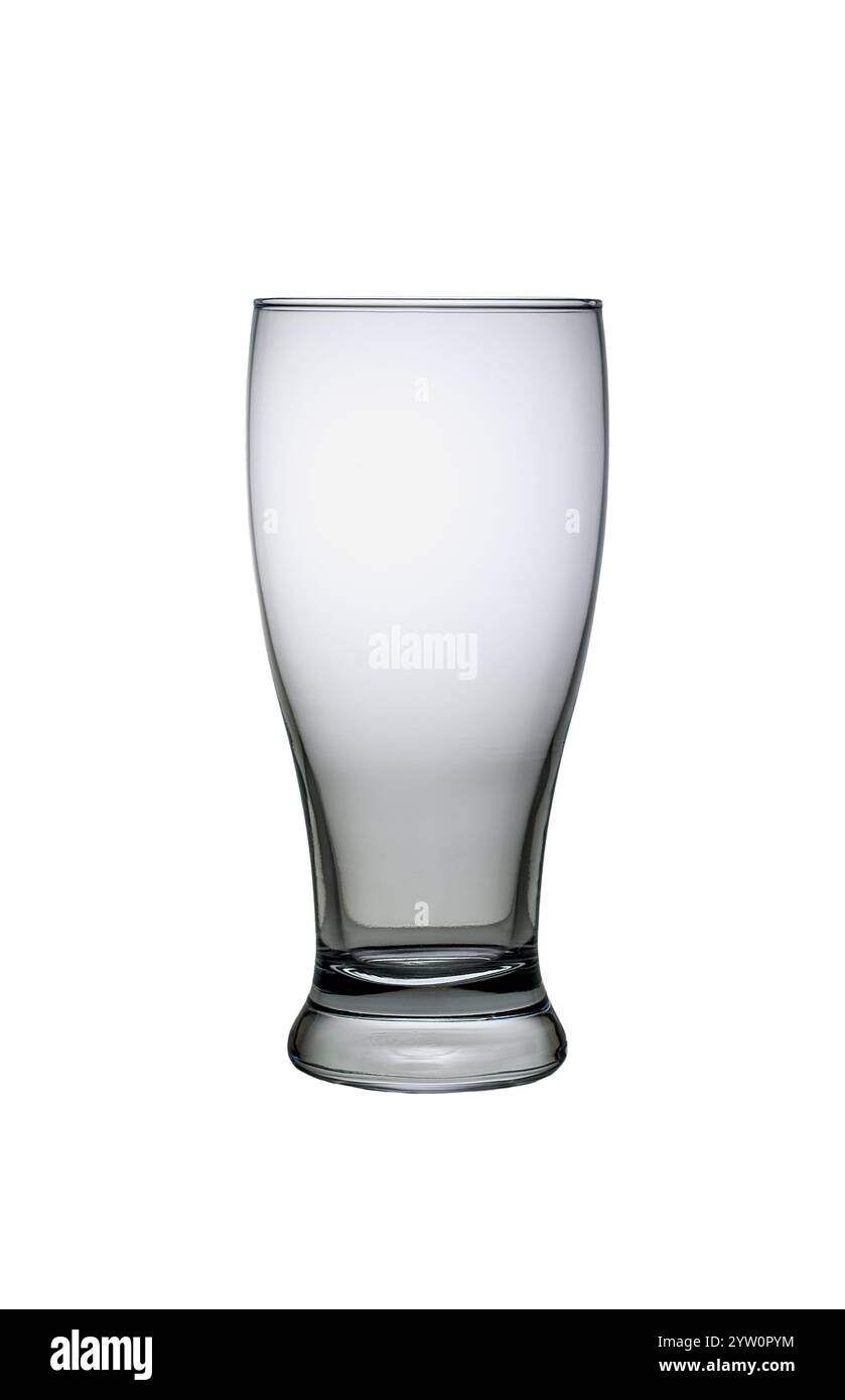 Le verre transparent se trouve sur une table, prêt pour une délicieuse boisson tandis que la lumière chaude remplit l'atmosphère accueillante. Banque D'Images