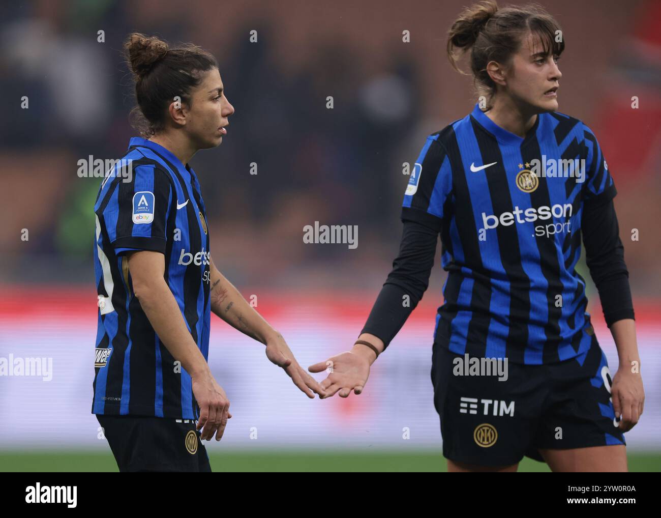 Milan, Italie. 8 décembre 2024. ELISA Bartoli du FC Internazionale félicite sa coéquipière Elisa Polli après le coup de sifflet final du match de Serie A Femminile au Stadio Giuseppe Meazza, Milan. Le crédit photo devrait se lire : Jonathan Moscrop/Sportimage crédit : Sportimage Ltd/Alamy Live News Banque D'Images