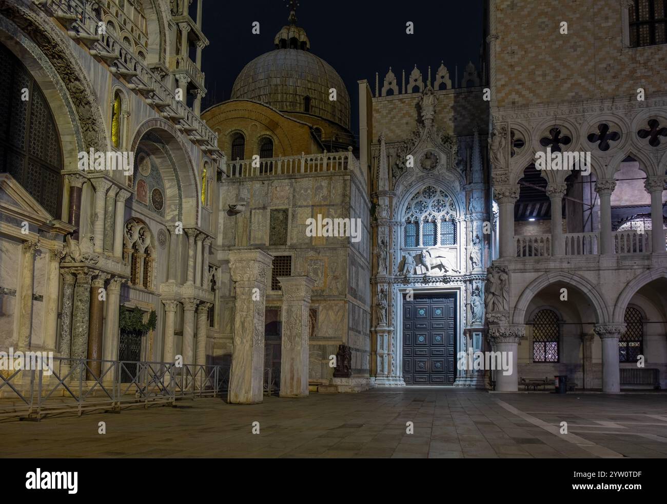 Palazzo Ducale (Palais des Doges) au crépuscule - Venise, Venezia, Italie, Europe Banque D'Images