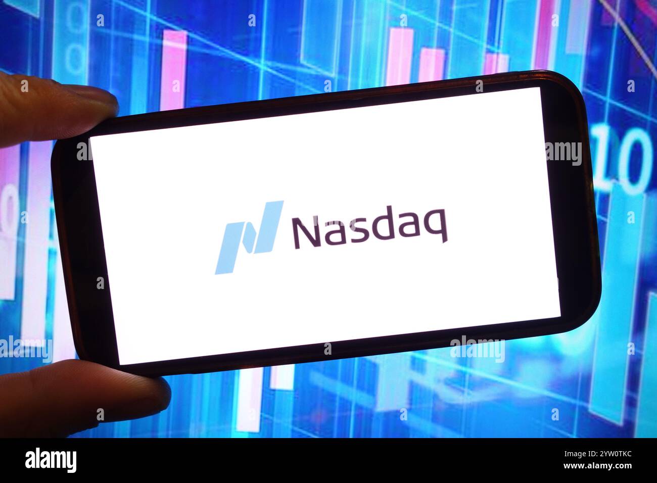 Dans cette illustration photo, le logo de la société Nasdaq est affiché sur un écran de smartphone. Banque D'Images