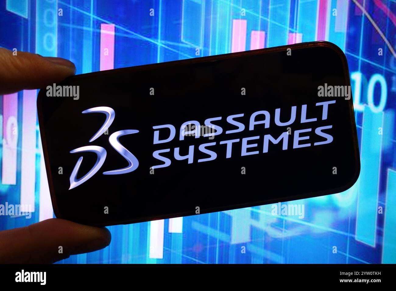 Sur cette illustration photo, le logo de la société Dassault systèmes est affiché sur l'écran d'un smartphone. Banque D'Images