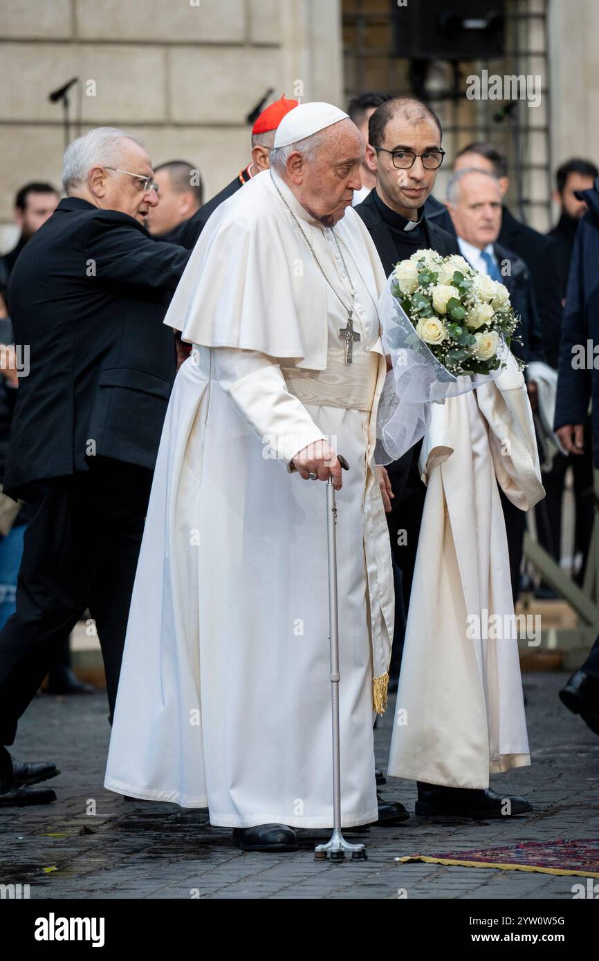 Rome, Italie. 08 décembre 2024. Le pape François arrive sur la Piazza di Spagna de Rome pour l'acte traditionnel de vénération à la Bienheureuse Vierge Marie devant la statue de l'Immaculée conception sur la Piazza di Spagna de Rome. (Photo de Stefano Costantino/SOPA images/Sipa USA) crédit : Sipa USA/Alamy Live News Banque D'Images