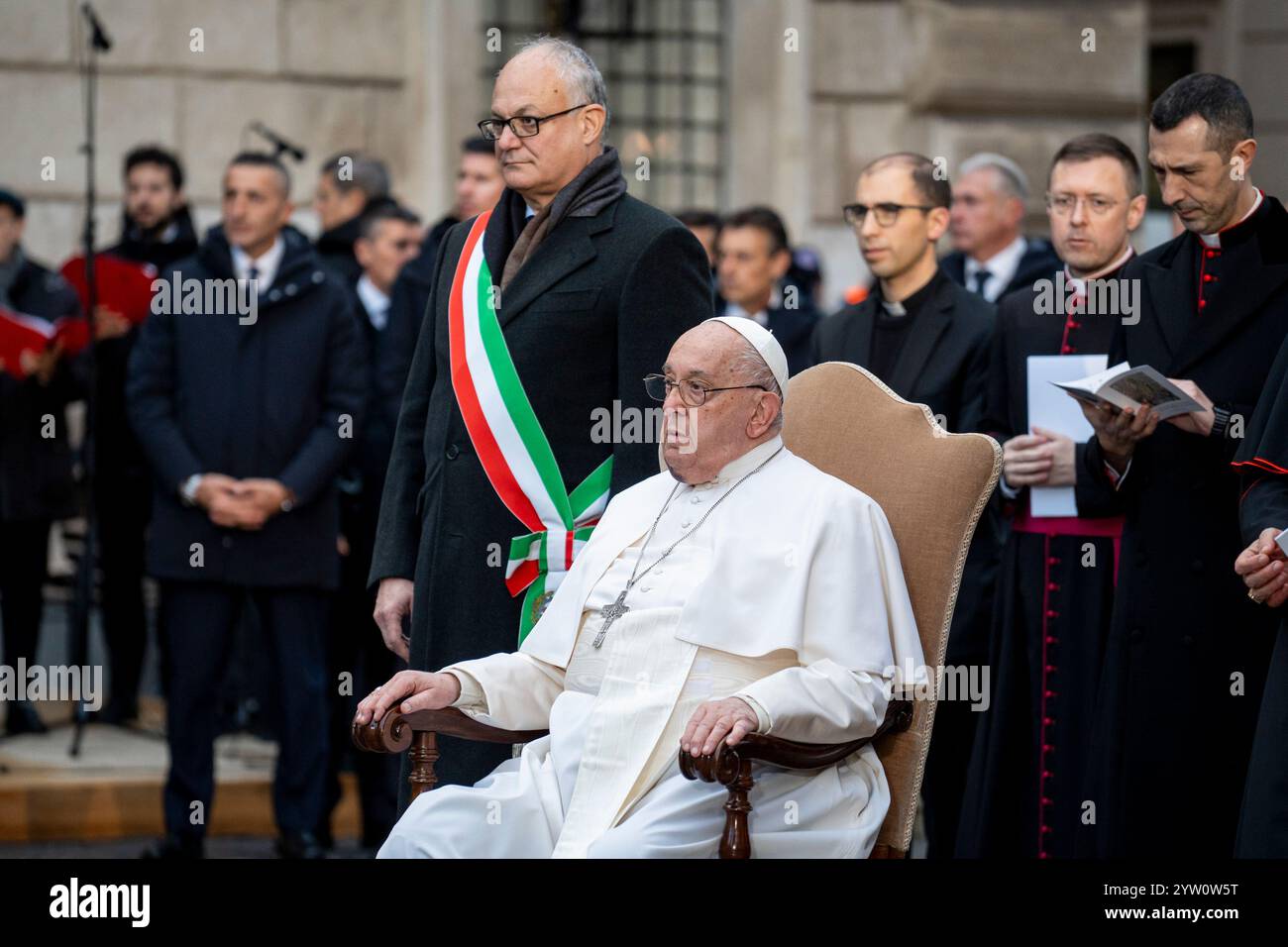 Rome, Italie. 08 décembre 2024. Le pape François accomplit l'acte traditionnel de vénération à la Bienheureuse Vierge Marie devant la statue de l'Immaculée conception sur la Piazza di Spagna de Rome. (Photo de Stefano Costantino/SOPA images/Sipa USA) crédit : Sipa USA/Alamy Live News Banque D'Images