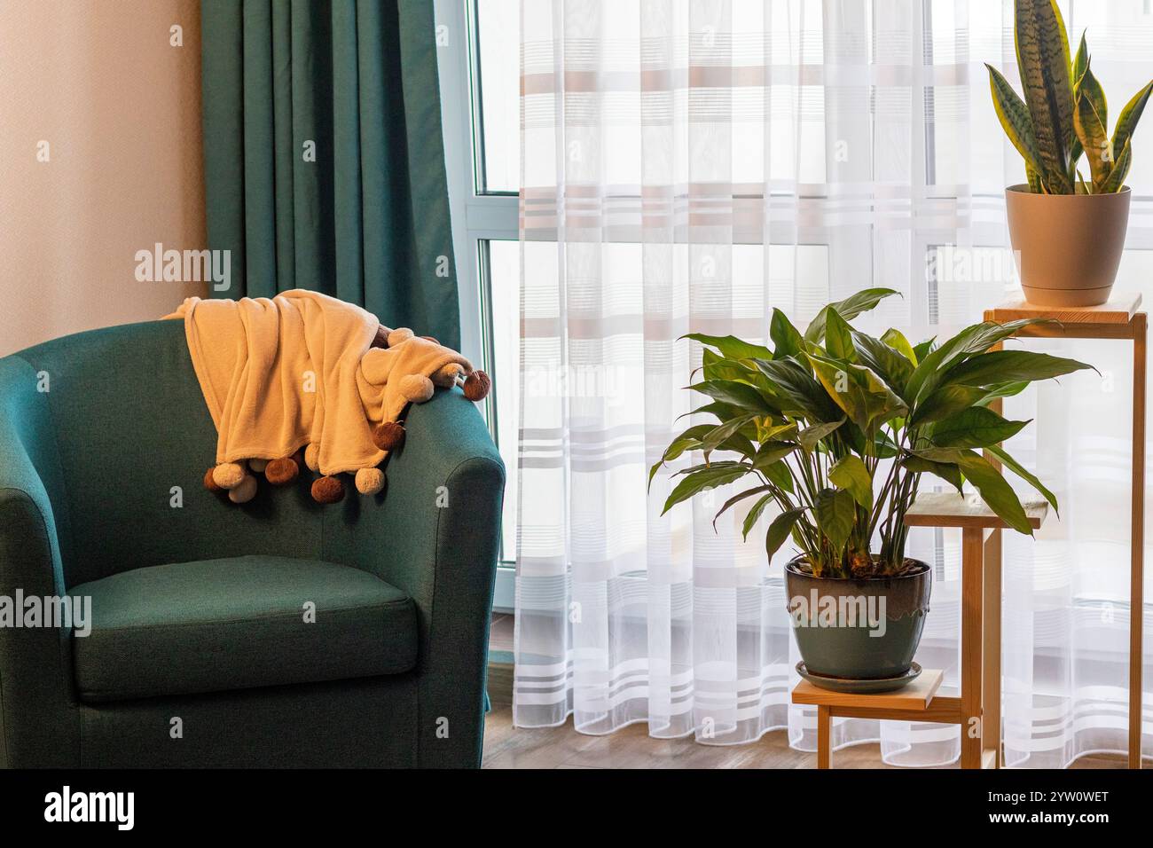 Gros plan du coin confortable dans l'appartement avec fauteuil confortable. Banque D'Images