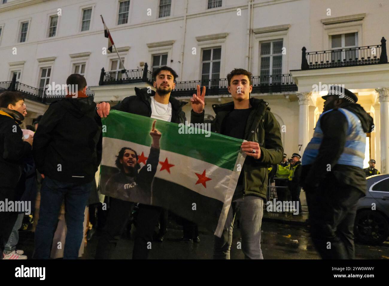 Londres, Royaume-Uni. 8 décembre 2024. Les Britanniques-Syriens se sont rassemblés pour célébrer la fin du régime Assad à Trafalgar Square, où plus tard un grand groupe a marché sur l'ambassade syrienne, appelant à retirer du bâtiment le drapeau du gouvernement précédent et à le remplacer par les trois drapeaux rouges des forces de l'opposition. Crédit : onzième heure photographie/Alamy Live News Banque D'Images