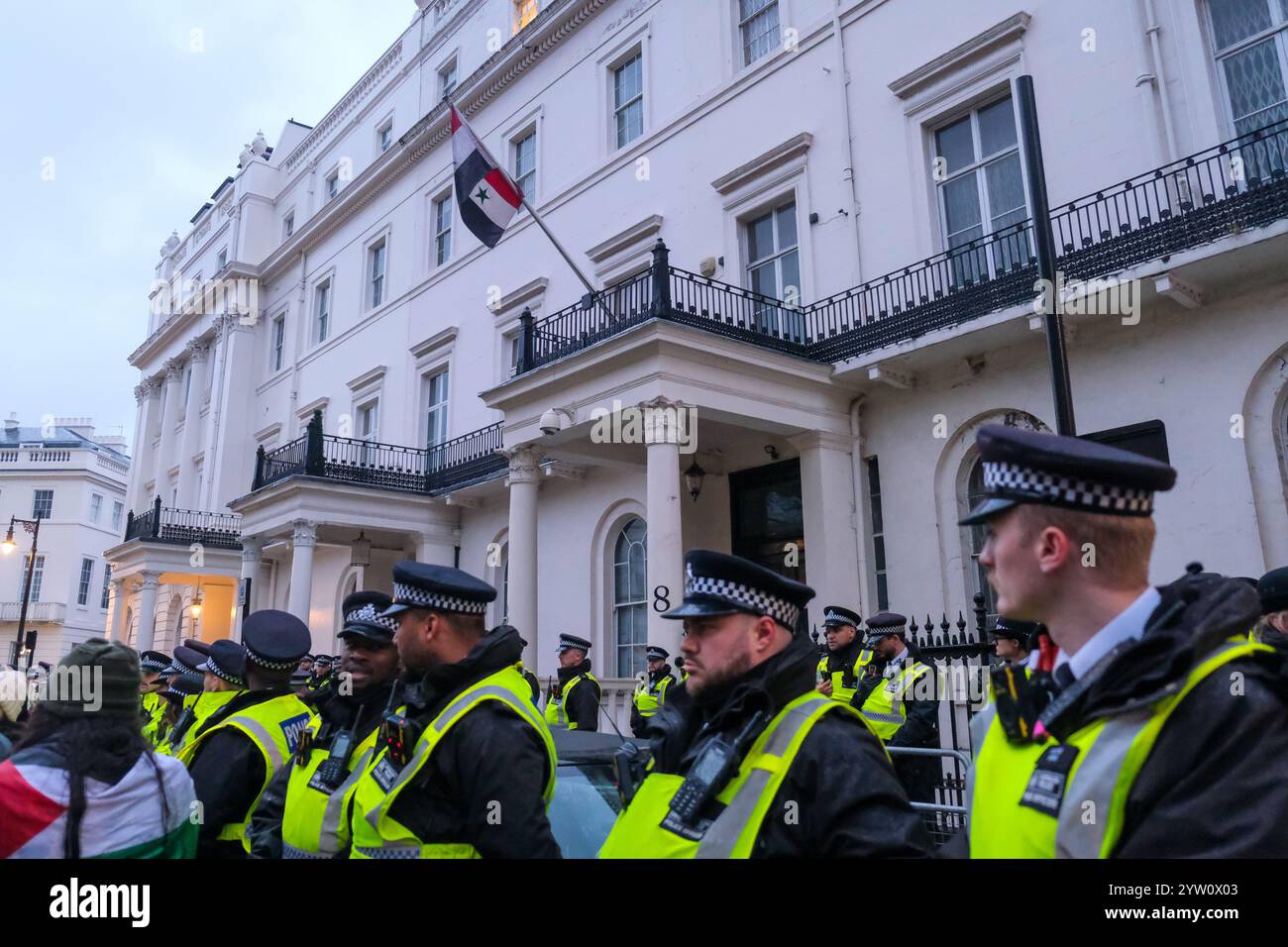 Londres, Royaume-Uni. 8 décembre 2024. Les Britanniques-Syriens se sont rassemblés pour célébrer la fin du régime Assad à Trafalgar Square, où plus tard un grand groupe a marché sur l'ambassade syrienne, appelant à retirer du bâtiment le drapeau du gouvernement précédent et à le remplacer par les trois drapeaux rouges des forces de l'opposition. Crédit : onzième heure photographie/Alamy Live News Banque D'Images