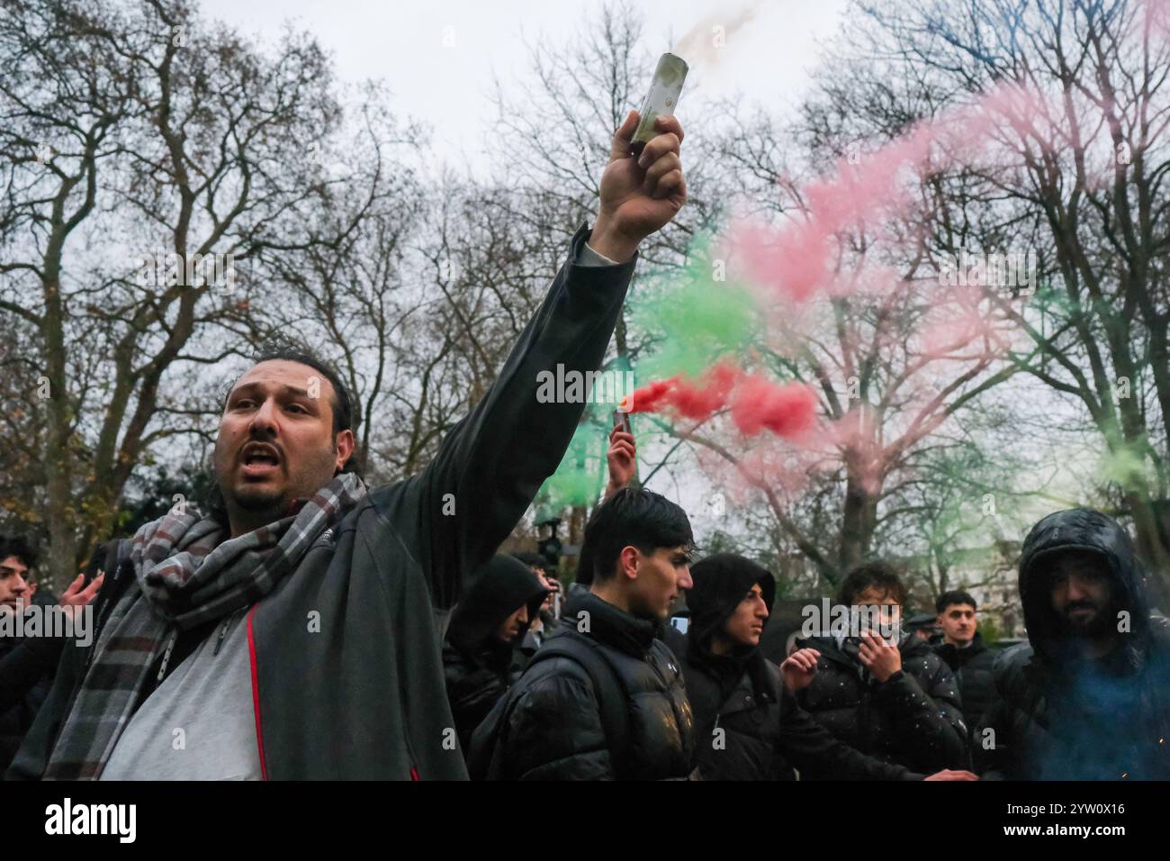 Londres, Royaume-Uni. 8 décembre 2024. Les Britanniques-Syriens se sont rassemblés pour célébrer la fin du régime Assad à Trafalgar Square, où plus tard un grand groupe a marché sur l'ambassade syrienne, appelant à retirer du bâtiment le drapeau du gouvernement précédent et à le remplacer par les trois drapeaux rouges des forces de l'opposition. Crédit : onzième heure photographie/Alamy Live News Banque D'Images