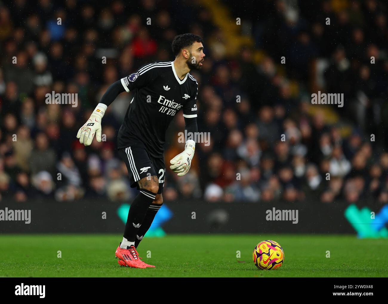 Craven Cottage, Fulham, Londres, Royaume-Uni. 8 décembre 2024. Premier League Football, Fulham contre Arsenal ; le gardien de but David Raya d'Arsenal sort de sa boîte crédit : action plus Sports/Alamy Live News Banque D'Images