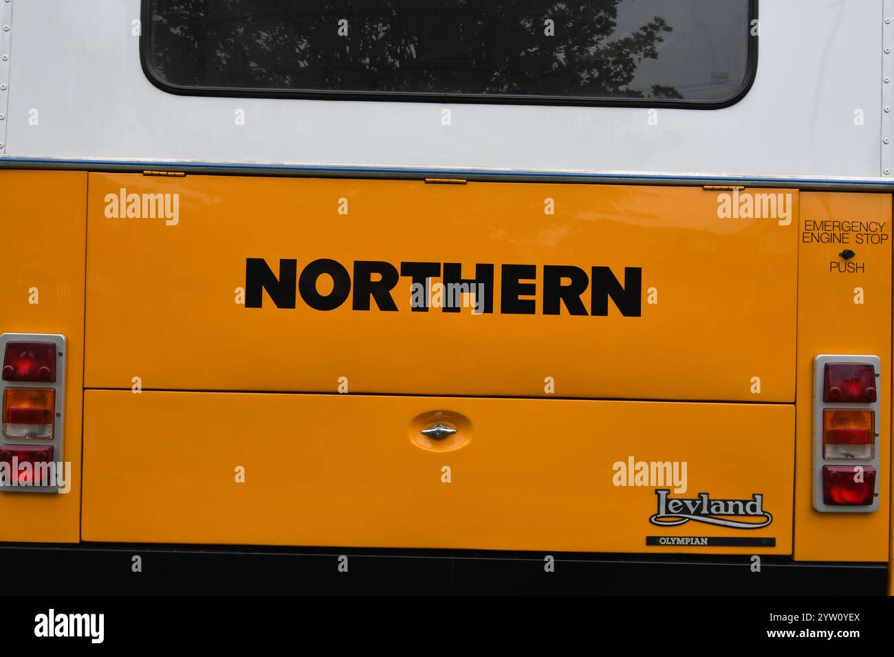 Arrière d'un bus Leyland vintage marqué avec l'ancien logo de la société Nothern et peint cadmium jaune et blanc Banque D'Images