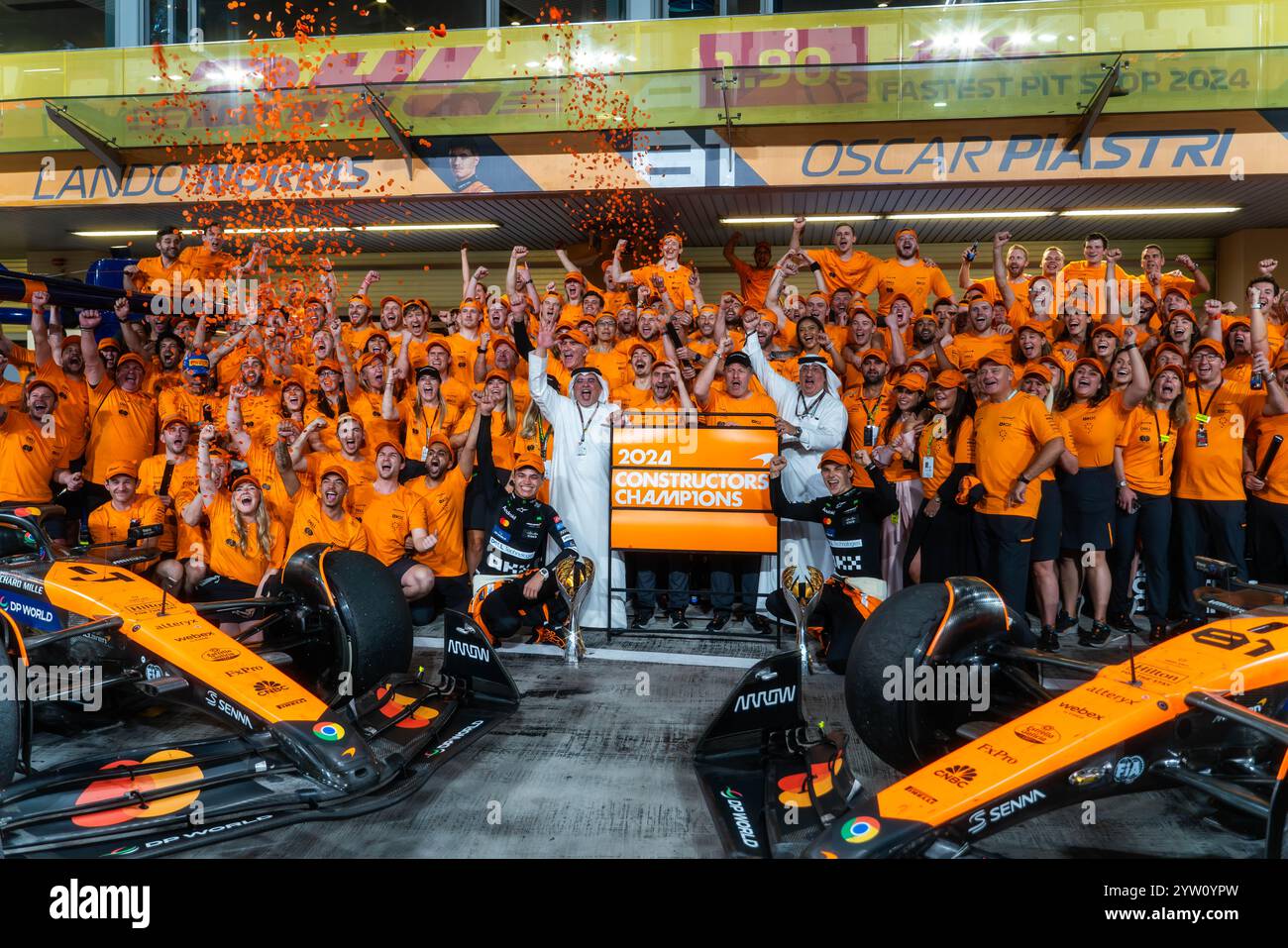 Abu Dhabi, Émirats arabes Unis. 08 décembre 2024. L'écurie McLaren F1 Team célèbre sa victoire au Grand Prix de formule 1 d'Abu Dhabi sur le circuit de Yas Marina. Crédit : SOPA images Limited/Alamy Live News Banque D'Images