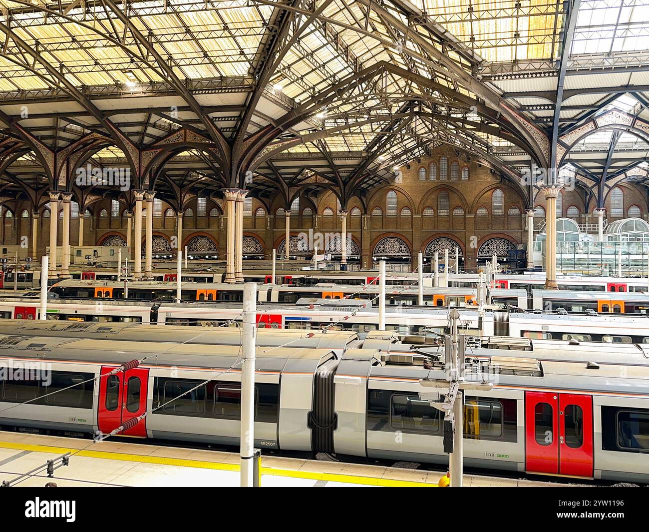 Londres, Angleterre, Royaume-Uni - 24 août 2023 : quais à la gare ferroviaire de Liverpool Street dans le centre de Londres pleins de trains Banque D'Images