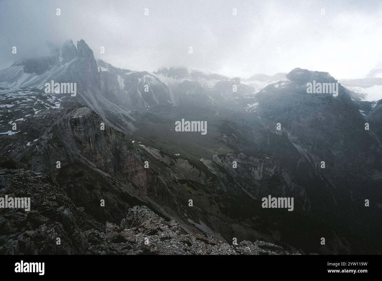 Il s'agit d'une photographie captivante en noir et blanc représentant une chaîne de montagnes majestueuse et accidentée, mettant en valeur sa beauté naturelle et sa grandeur Banque D'Images