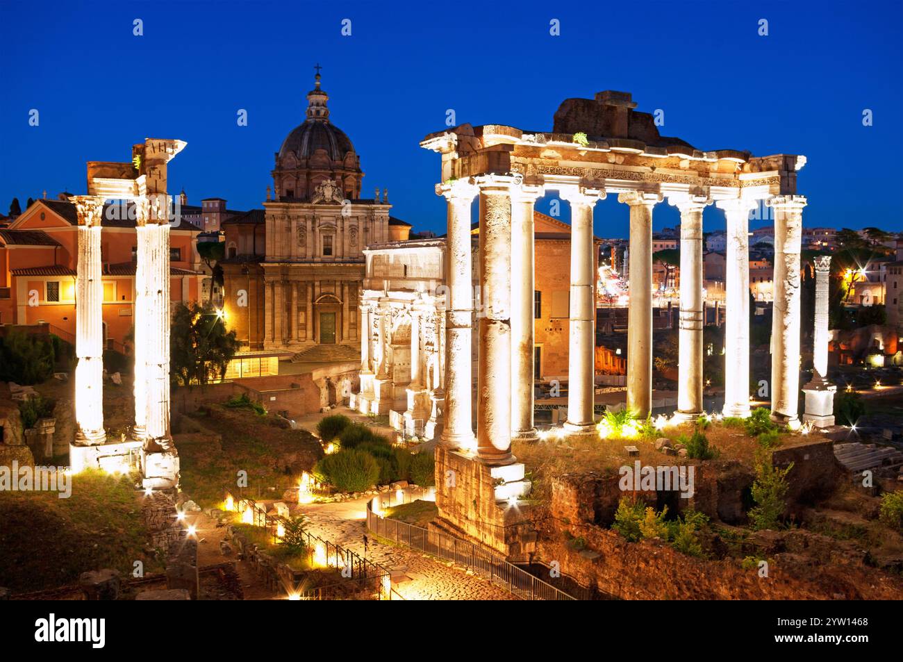 Le Forum Romain (Forum Romanum) la nuit à Rome Italie Banque D'Images