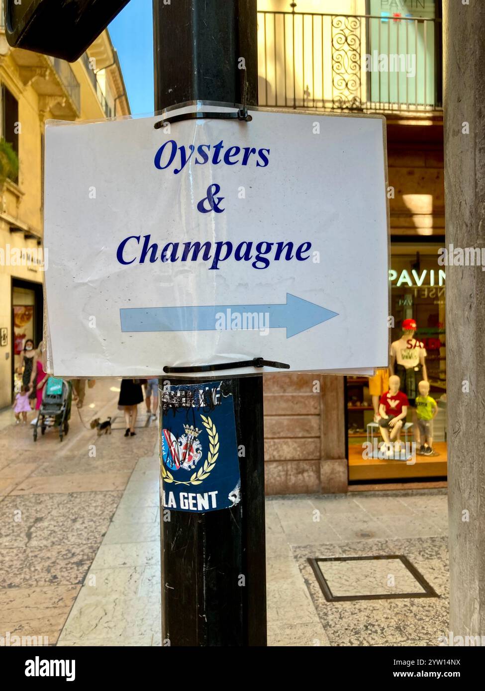 Un panneau avec une flèche pointant vers les huîtres et le champagne à Vérone, en Italie Banque D'Images