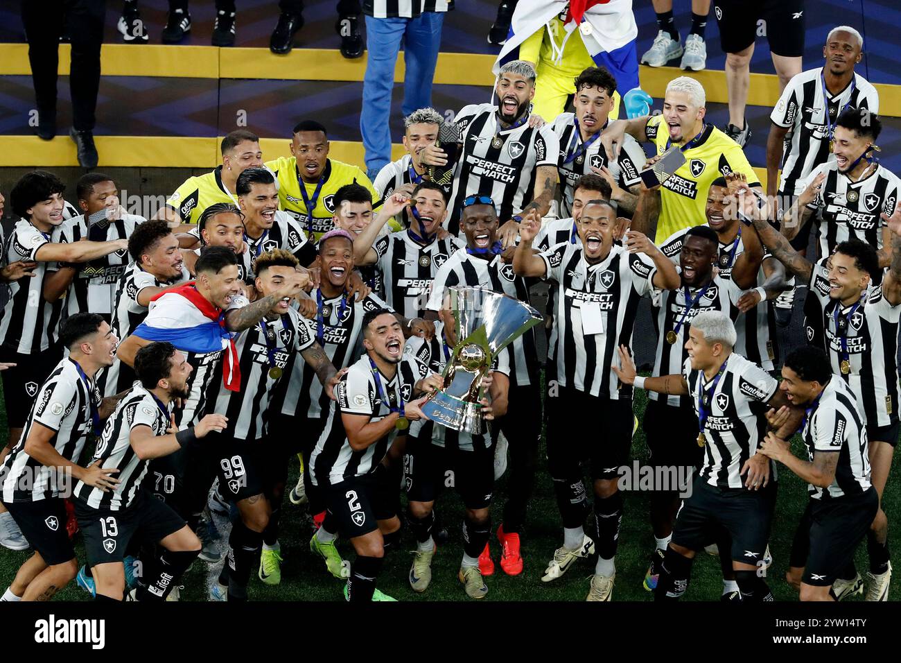 Rio de Janeiro, Brésil. 08 décembre 2024. Les joueurs de Botafogo célèbrent après avoir remporté le championnat Brasileirao après le match entre Botafogo et Sao Paulo, pour la Serie A brésilienne 2024, au Nilton Santos Stadium, à Rio de Janeiro le 08 décembre 2024. Photo : Satiro Sodré/DiaEsportivo/Alamy Live News Banque D'Images