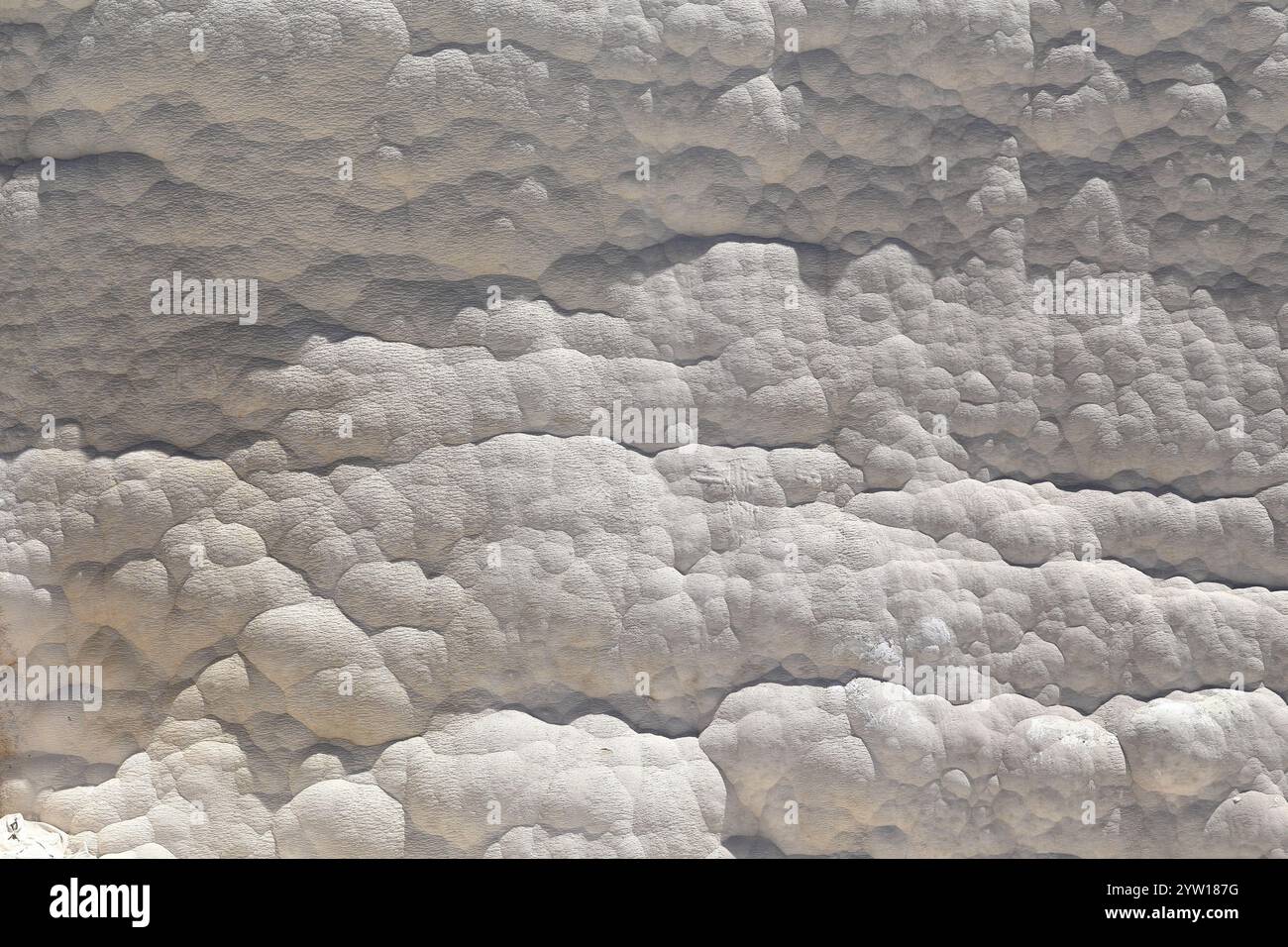 Texture détaillée des roches érodées à Pammukale, Turquie. Couches sédimentaires caractéristiques et formations rocheuses uniques aux tons terreux Banque D'Images