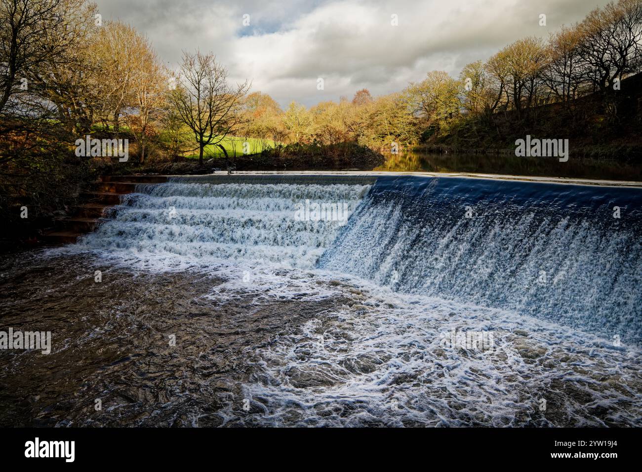 Weir sur la rivière Irwell à Burrs Country Park, Bury, Lancashire. Banque D'Images