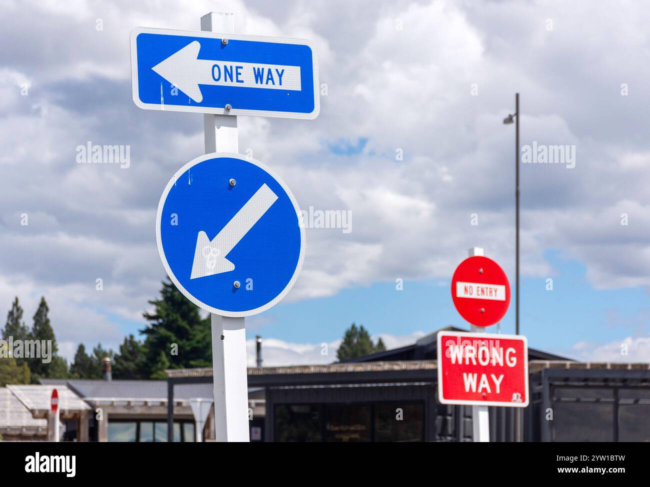 Panneaux de signalisation à sens unique et à sens inverse, lac Tekapo (Takapō), Canterbury, Île du Sud, Nouvelle-Zélande Banque D'Images