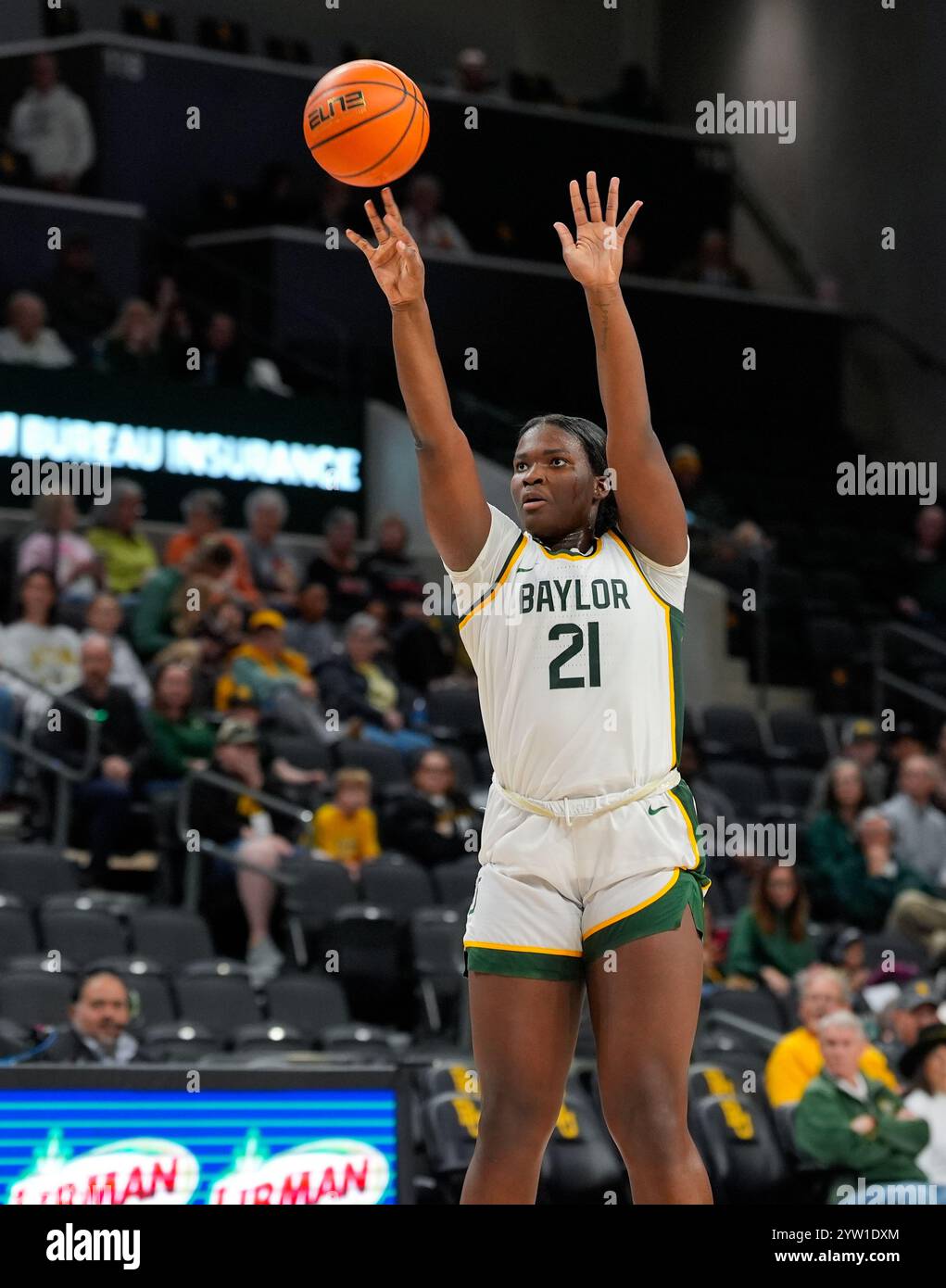 Waco, Texas, États-Unis. 8 décembre 2024. Le centre Baylor Aaronette Vonleh (21 ans) tire le ballon lors d'un match de basket-ball universitaire féminin entre les Baylor Lady Bears et les UNLV Lady Rebels le 8 décembre 2024 à Waco, Texas. Baylor a gagné, 71-64. (Crédit image : © Scott Coleman/ZUMA Press Wire) USAGE ÉDITORIAL SEULEMENT! Non destiné à UN USAGE commercial ! Banque D'Images