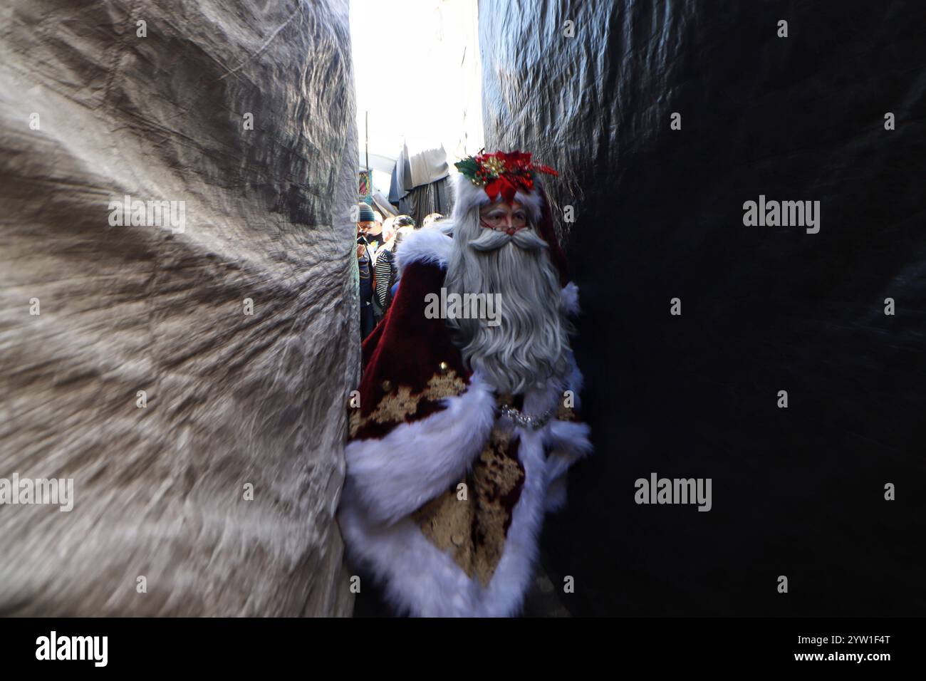 Miguel Moctezuma caractérisé comme le Père Noël illuminé, lors de sa visite de certains des lieux emblématiques du quartier de Tepito dans le cadre des célébrations de la saison de Noël. Le 7 décembre 2024 à Mexico, Mexique. (Crédit image : © Carlos Santiago/eyepix via ZUMA Press Wire) USAGE ÉDITORIAL SEULEMENT! Non destiné à UN USAGE commercial ! Banque D'Images